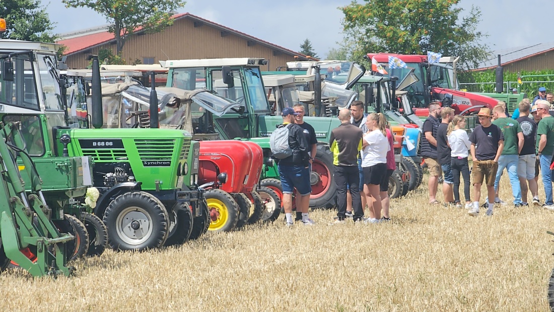 Bilder vom Oldtimer- und Traktortreffen der FFW Oberwappenöst...
Weit über 230 Schlepper und andere Oldtimer machten sich am 18. und 19. Juli 2026 auf nach Oberwappenöst.
Jung und Alt, Familien und Unterstützer der Veranstaltung, trafen sich bei herrlichem Wetter zu einem wunderschönen Tag voller toller Eindrücke.