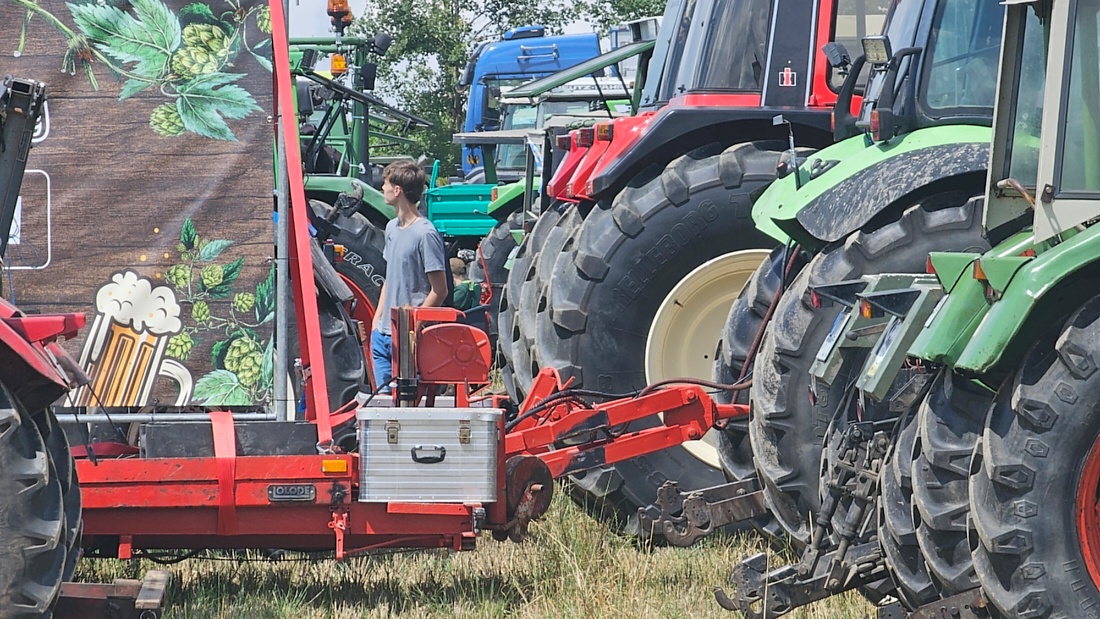 Bilder vom Oldtimer- und Traktortreffen der FFW Oberwappenöst...
Weit über 230 Schlepper und andere Oldtimer machten sich am 18. und 19. Juli 2026 auf nach Oberwappenöst.
Jung und Alt, Familien und Unterstützer der Veranstaltung, trafen sich bei herrlichem Wetter zu einem wunderschönen Tag voller toller Eindrücke.
