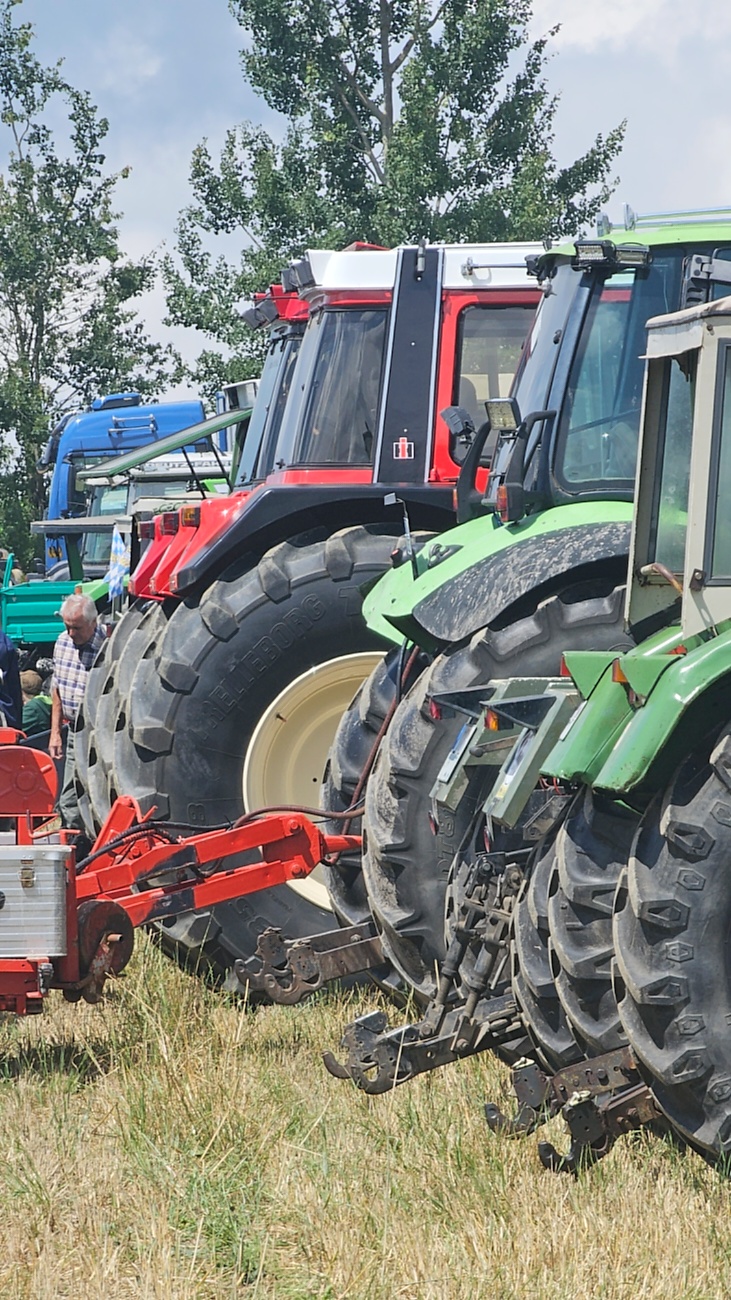 Bilder vom Oldtimer- und Traktortreffen der FFW Oberwappenöst...
Weit über 230 Schlepper und andere Oldtimer machten sich am 18. und 19. Juli 2026 auf nach Oberwappenöst.
Jung und Alt, Familien und Unterstützer der Veranstaltung, trafen sich bei herrlichem Wetter zu einem wunderschönen Tag voller toller Eindrücke.
