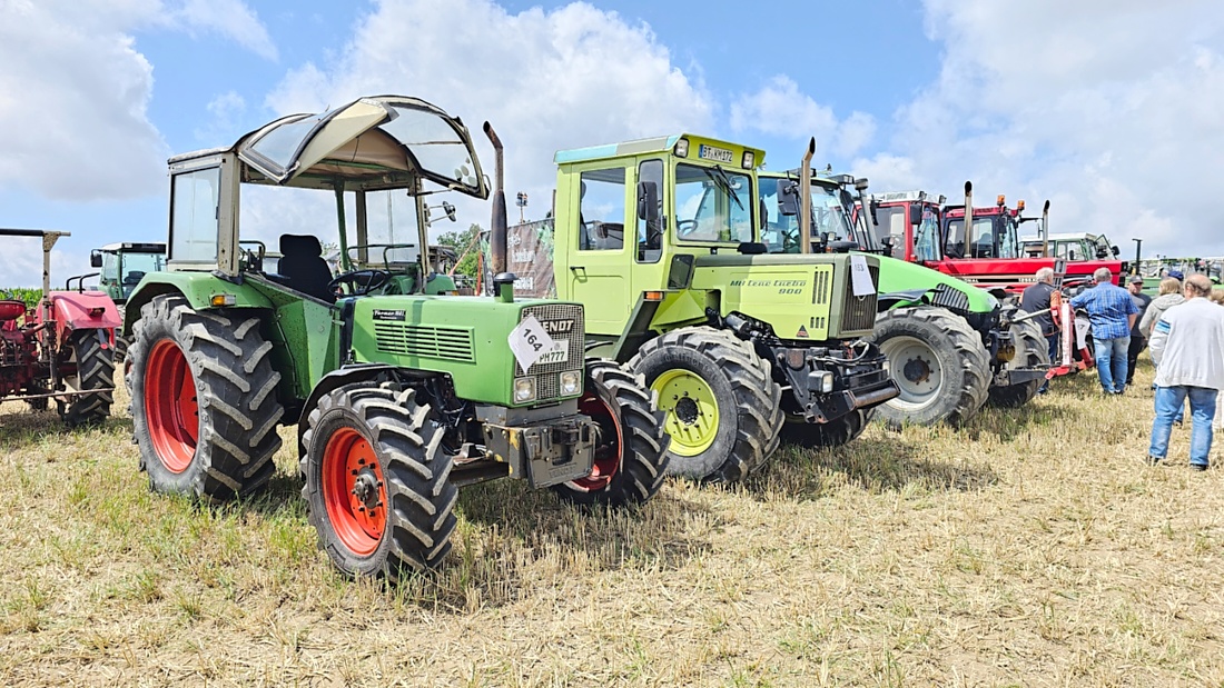 Bilder vom Oldtimer- und Traktortreffen der FFW Oberwappenöst...
Weit über 230 Schlepper und andere Oldtimer machten sich am 18. und 19. Juli 2026 auf nach Oberwappenöst.
Jung und Alt, Familien und Unterstützer der Veranstaltung, trafen sich bei herrlichem Wetter zu einem wunderschönen Tag voller toller Eindrücke.