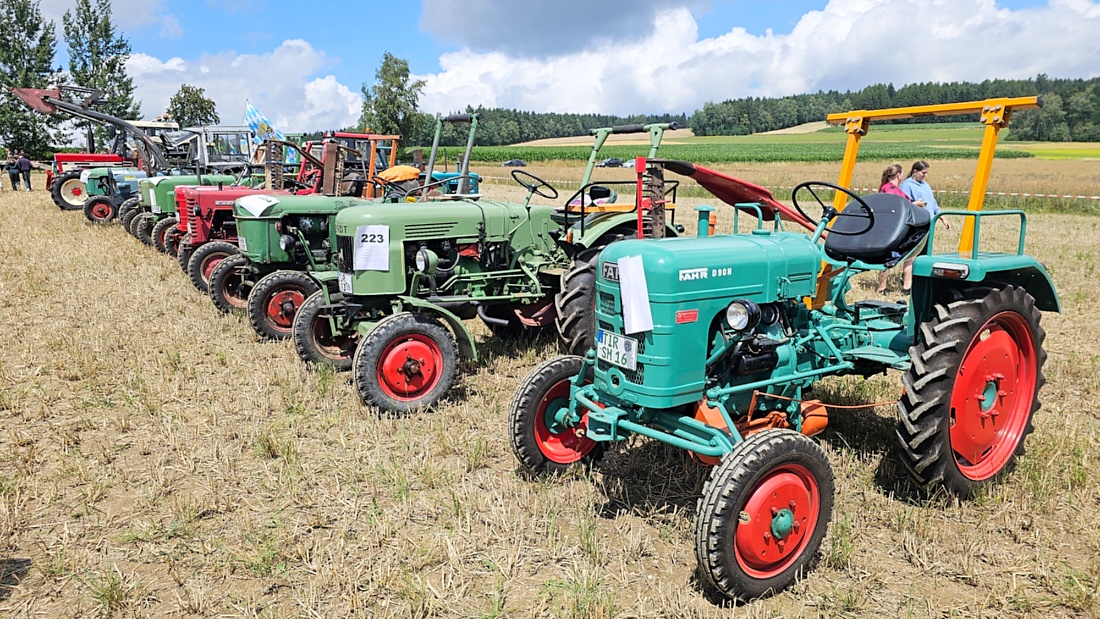 Bilder vom Oldtimer- und Traktortreffen der FFW Oberwappenöst...
Weit über 230 Schlepper und andere Oldtimer machten sich am 18. und 19. Juli 2026 auf nach Oberwappenöst.
Jung und Alt, Familien und Unterstützer der Veranstaltung, trafen sich bei herrlichem Wetter zu einem wunderschönen Tag voller toller Eindrücke.