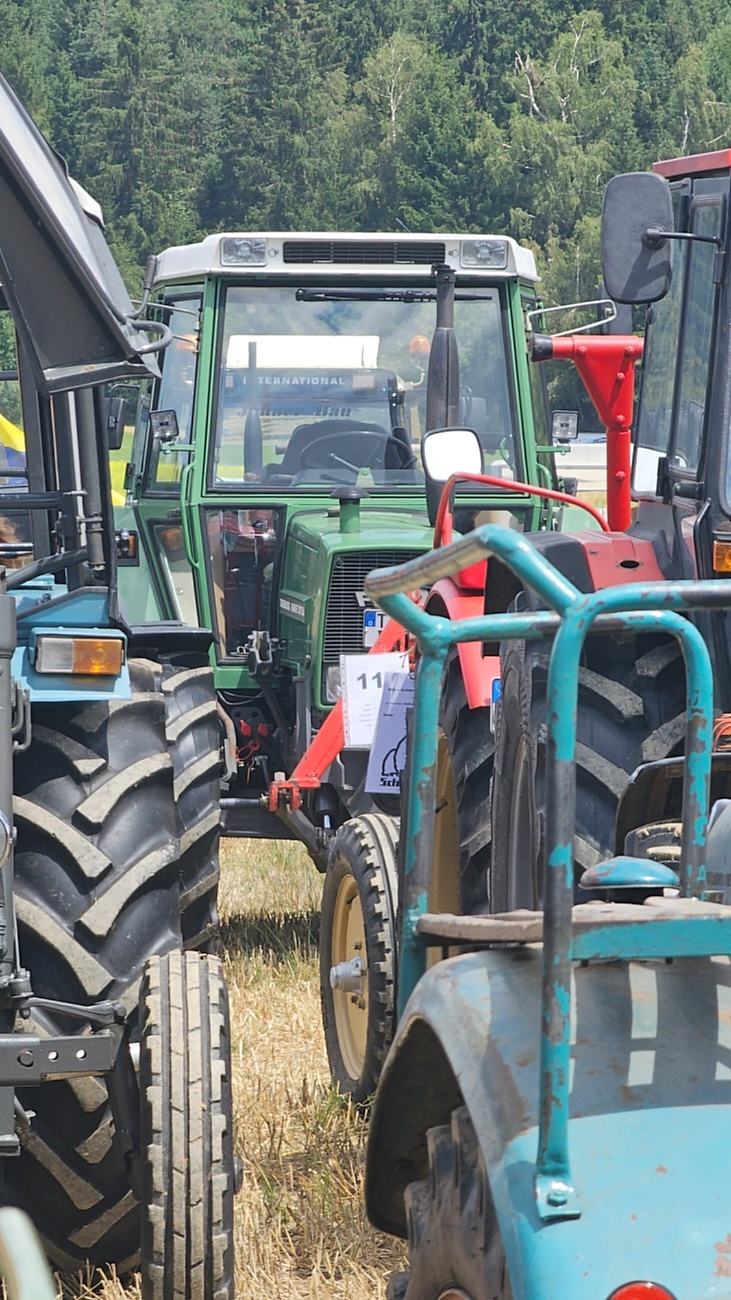 Bilder vom Oldtimer- und Traktortreffen der FFW Oberwappenöst...
Weit über 230 Schlepper und andere Oldtimer machten sich am 18. und 19. Juli 2026 auf nach Oberwappenöst.
Jung und Alt, Familien und Unterstützer der Veranstaltung, trafen sich bei herrlichem Wetter zu einem wunderschönen Tag voller toller Eindrücke.