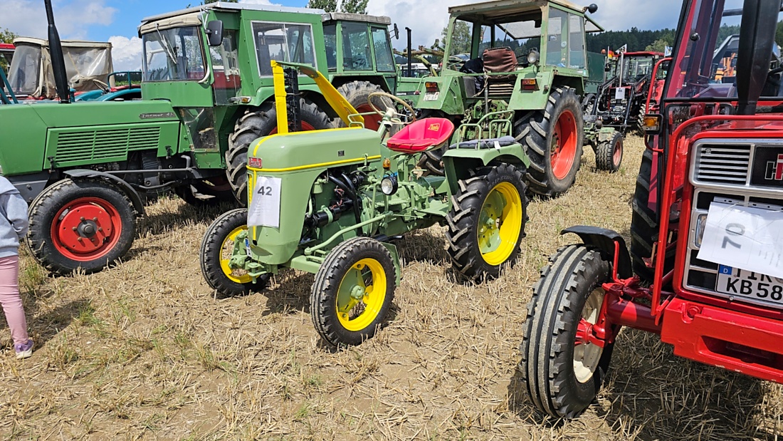 Bilder vom Oldtimer- und Traktortreffen der FFW Oberwappenöst...
Weit über 230 Schlepper und andere Oldtimer machten sich am 18. und 19. Juli 2026 auf nach Oberwappenöst.
Jung und Alt, Familien und Unterstützer der Veranstaltung, trafen sich bei herrlichem Wetter zu einem wunderschönen Tag voller toller Eindrücke.