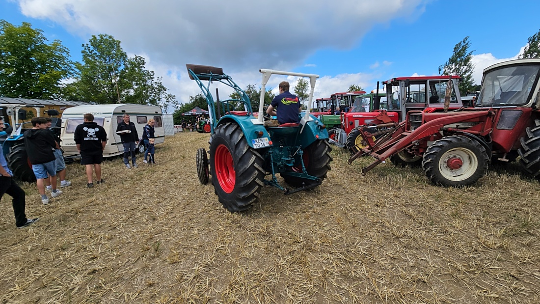 Bilder vom Oldtimer- und Traktortreffen der FFW Oberwappenöst...
Weit über 230 Schlepper und andere Oldtimer machten sich am 18. und 19. Juli 2026 auf nach Oberwappenöst.
Jung und Alt, Familien und Unterstützer der Veranstaltung, trafen sich bei herrlichem Wetter zu einem wunderschönen Tag voller toller Eindrücke.
