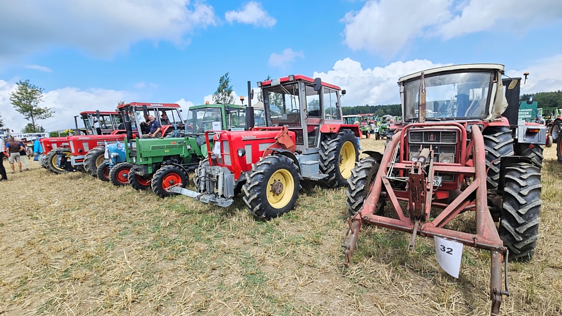 Bilder vom Oldtimer- und Traktortreffen der FFW Oberwappenöst...
Weit über 230 Schlepper und andere Oldtimer machten sich am 18. und 19. Juli 2026 auf nach Oberwappenöst.
Jung und Alt, Familien und Unterstützer der Veranstaltung, trafen sich bei herrlichem Wetter zu einem wunderschönen Tag voller toller Eindrücke.