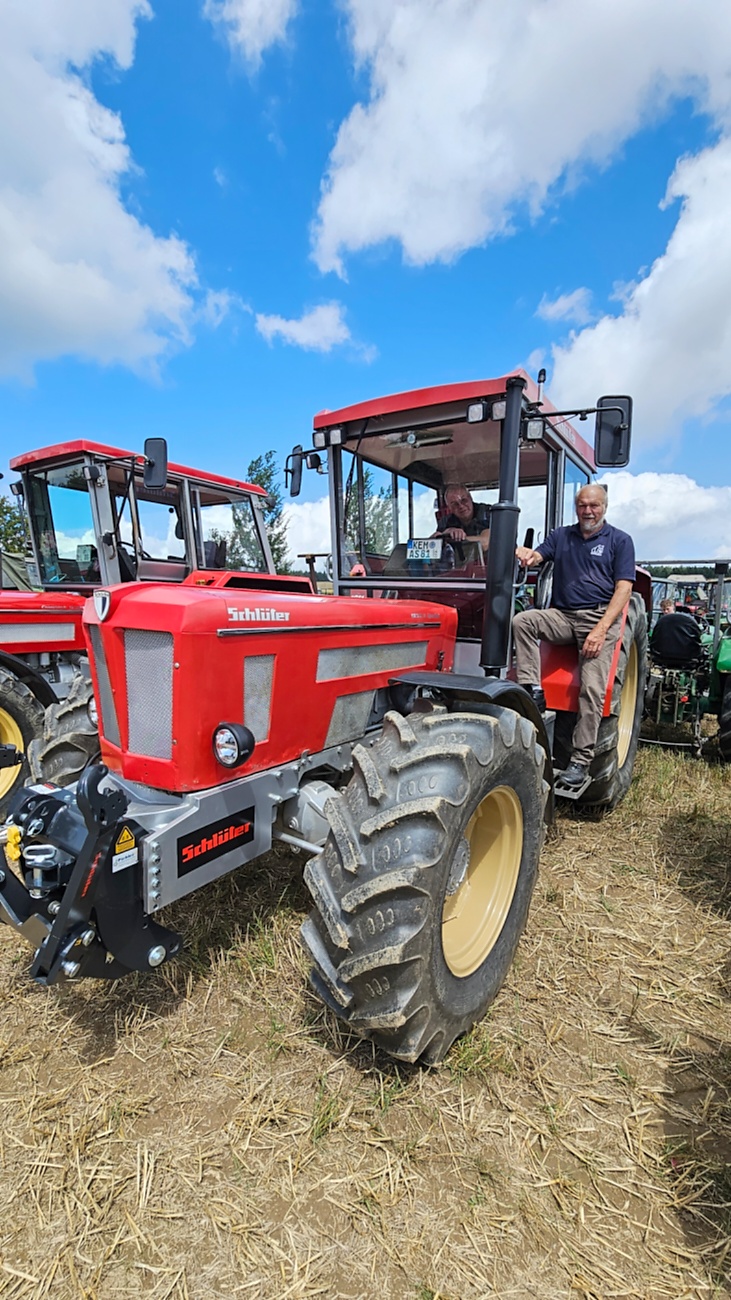 Bilder vom Oldtimer- und Traktortreffen der FFW Oberwappenöst...
Weit über 230 Schlepper und andere Oldtimer machten sich am 18. und 19. Juli 2026 auf nach Oberwappenöst.
Jung und Alt, Familien und Unterstützer der Veranstaltung, trafen sich bei herrlichem Wetter zu einem wunderschönen Tag voller toller Eindrücke.