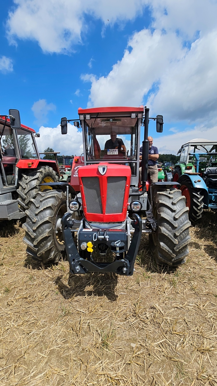 Bilder vom Oldtimer- und Traktortreffen der FFW Oberwappenöst...
Weit über 230 Schlepper und andere Oldtimer machten sich am 18. und 19. Juli 2026 auf nach Oberwappenöst.
Jung und Alt, Familien und Unterstützer der Veranstaltung, trafen sich bei herrlichem Wetter zu einem wunderschönen Tag voller toller Eindrücke.