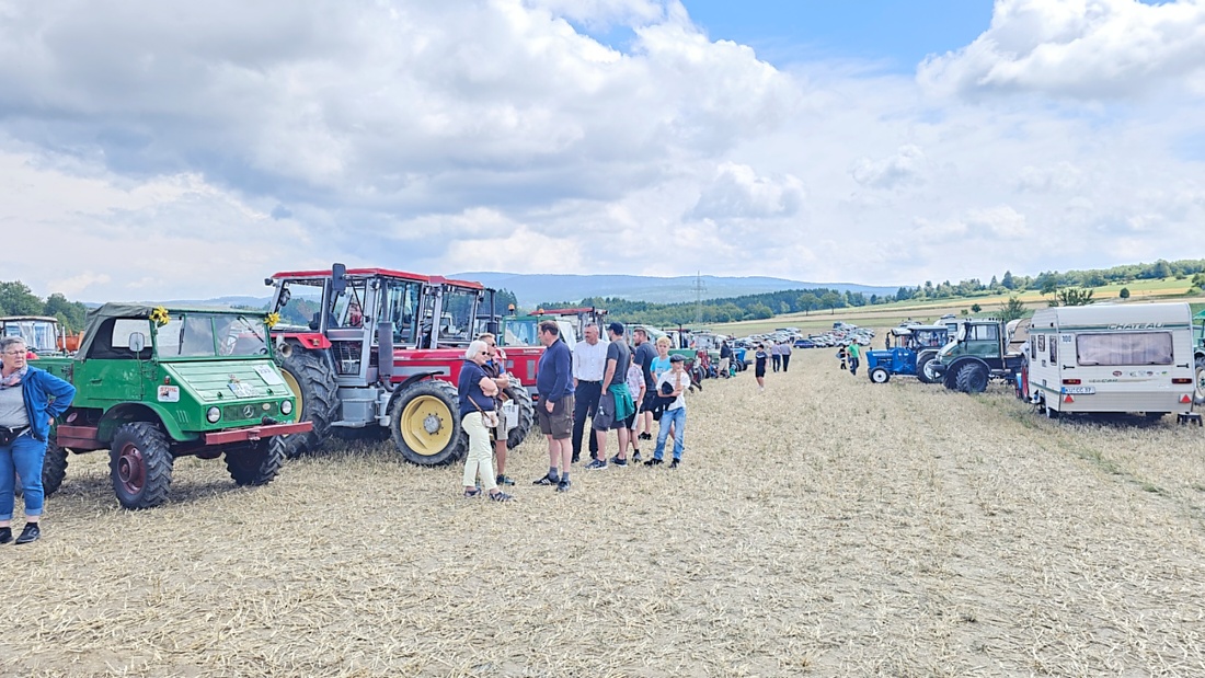Bilder vom Oldtimer- und Traktortreffen der FFW Oberwappenöst...
Weit über 230 Schlepper und andere Oldtimer machten sich am 18. und 19. Juli 2026 auf nach Oberwappenöst.
Jung und Alt, Familien und Unterstützer der Veranstaltung, trafen sich bei herrlichem Wetter zu einem wunderschönen Tag voller toller Eindrücke.