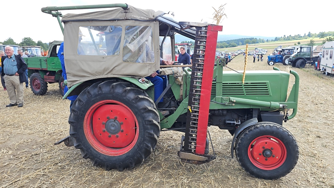Bilder vom Oldtimer- und Traktortreffen der FFW Oberwappenöst...
Weit über 230 Schlepper und andere Oldtimer machten sich am 18. und 19. Juli 2026 auf nach Oberwappenöst.
Jung und Alt, Familien und Unterstützer der Veranstaltung, trafen sich bei herrlichem Wetter zu einem wunderschönen Tag voller toller Eindrücke.