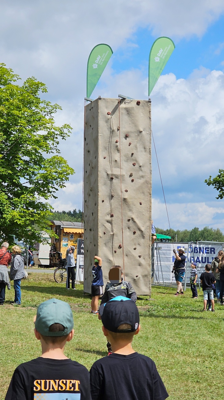 Bilder vom Oldtimer- und Traktortreffen der FFW Oberwappenöst...
Weit über 230 Schlepper und andere Oldtimer machten sich am 18. und 19. Juli 2026 auf nach Oberwappenöst.
Jung und Alt, Familien und Unterstützer der Veranstaltung, trafen sich bei herrlichem Wetter zu einem wunderschönen Tag voller toller Eindrücke.