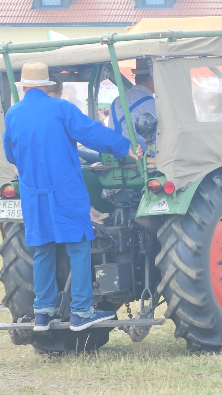 Bilder vom Oldtimer- und Traktortreffen der FFW Oberwappenöst...
Weit über 230 Schlepper und andere Oldtimer machten sich am 18. und 19. Juli 2026 auf nach Oberwappenöst.
Jung und Alt, Familien und Unterstützer der Veranstaltung, trafen sich bei herrlichem Wetter zu einem wunderschönen Tag voller toller Eindrücke.