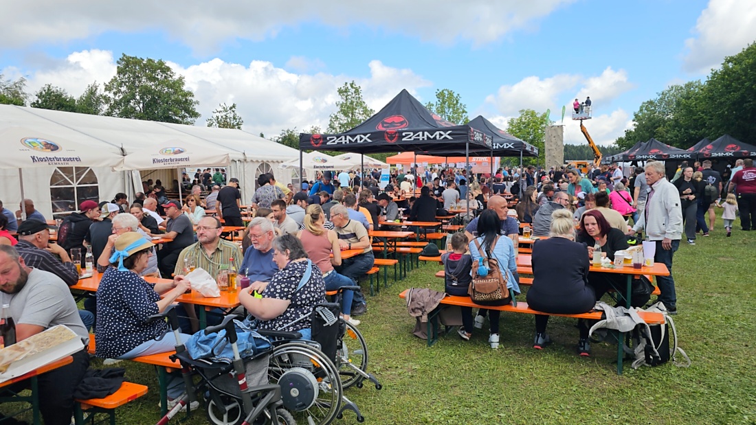 Bilder vom Oldtimer- und Traktortreffen der FFW Oberwappenöst...
Weit über 230 Schlepper und andere Oldtimer machten sich am 18. und 19. Juli 2026 auf nach Oberwappenöst.
Jung und Alt, Familien und Unterstützer der Veranstaltung, trafen sich bei herrlichem Wetter zu einem wunderschönen Tag voller toller Eindrücke.