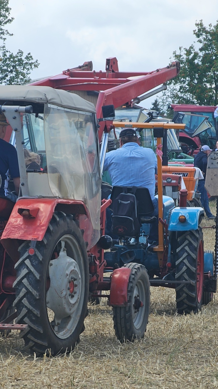 Bilder vom Oldtimer- und Traktortreffen der FFW Oberwappenöst...
Weit über 230 Schlepper und andere Oldtimer machten sich am 18. und 19. Juli 2026 auf nach Oberwappenöst.
Jung und Alt, Familien und Unterstützer der Veranstaltung, trafen sich bei herrlichem Wetter zu einem wunderschönen Tag voller toller Eindrücke.