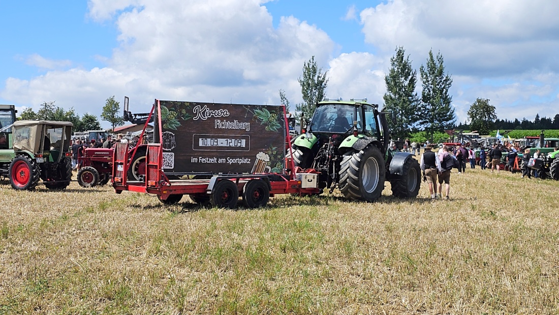 Bilder vom Oldtimer- und Traktortreffen der FFW Oberwappenöst...
Weit über 230 Schlepper und andere Oldtimer machten sich am 18. und 19. Juli 2026 auf nach Oberwappenöst.
Jung und Alt, Familien und Unterstützer der Veranstaltung, trafen sich bei herrlichem Wetter zu einem wunderschönen Tag voller toller Eindrücke.