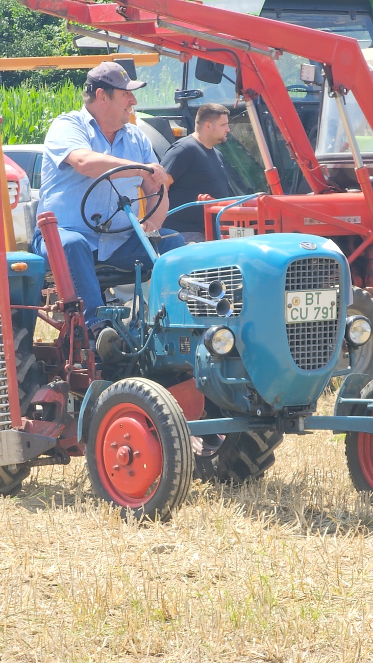 Bilder vom Oldtimer- und Traktortreffen der FFW Oberwappenöst...
Weit über 230 Schlepper und andere Oldtimer machten sich am 18. und 19. Juli 2026 auf nach Oberwappenöst.
Jung und Alt, Familien und Unterstützer der Veranstaltung, trafen sich bei herrlichem Wetter zu einem wunderschönen Tag voller toller Eindrücke.
