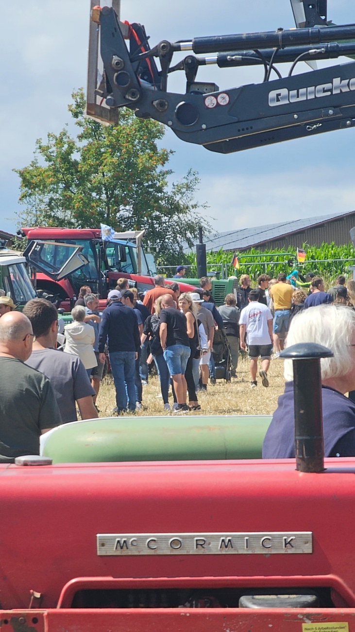 Bilder vom Oldtimer- und Traktortreffen der FFW Oberwappenöst...
Weit über 230 Schlepper und andere Oldtimer machten sich am 18. und 19. Juli 2026 auf nach Oberwappenöst.
Jung und Alt, Familien und Unterstützer der Veranstaltung, trafen sich bei herrlichem Wetter zu einem wunderschönen Tag voller toller Eindrücke.