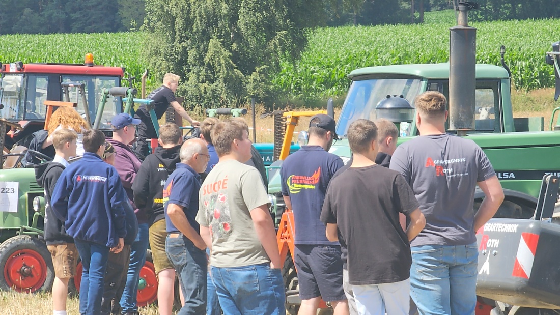 Bilder vom Oldtimer- und Traktortreffen der FFW Oberwappenöst...
Weit über 230 Schlepper und andere Oldtimer machten sich am 18. und 19. Juli 2026 auf nach Oberwappenöst.
Jung und Alt, Familien und Unterstützer der Veranstaltung, trafen sich bei herrlichem Wetter zu einem wunderschönen Tag voller toller Eindrücke.