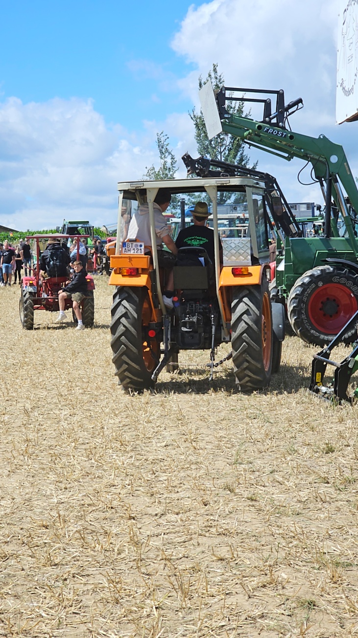 Bilder vom Oldtimer- und Traktortreffen der FFW Oberwappenöst...
Weit über 230 Schlepper und andere Oldtimer machten sich am 18. und 19. Juli 2026 auf nach Oberwappenöst.
Jung und Alt, Familien und Unterstützer der Veranstaltung, trafen sich bei herrlichem Wetter zu einem wunderschönen Tag voller toller Eindrücke.