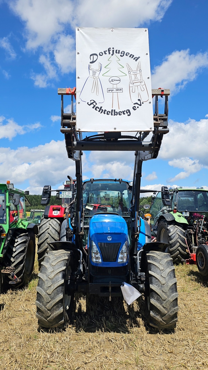 Bilder vom Oldtimer- und Traktortreffen der FFW Oberwappenöst...
Weit über 230 Schlepper und andere Oldtimer machten sich am 18. und 19. Juli 2026 auf nach Oberwappenöst.
Jung und Alt, Familien und Unterstützer der Veranstaltung, trafen sich bei herrlichem Wetter zu einem wunderschönen Tag voller toller Eindrücke.