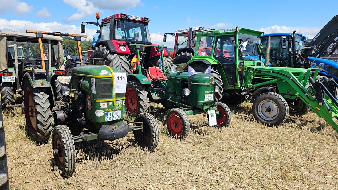Bilder vom Oldtimer- und Traktortreffen der FFW Oberwappenöst...
Weit über 230 Schlepper und andere Oldtimer machten sich am 18. und 19. Juli 2026 auf nach Oberwappenöst.
Jung und Alt, Familien und Unterstützer der Veranstaltung, trafen sich bei herrlichem Wetter zu einem wunderschönen Tag voller toller Eindrücke.