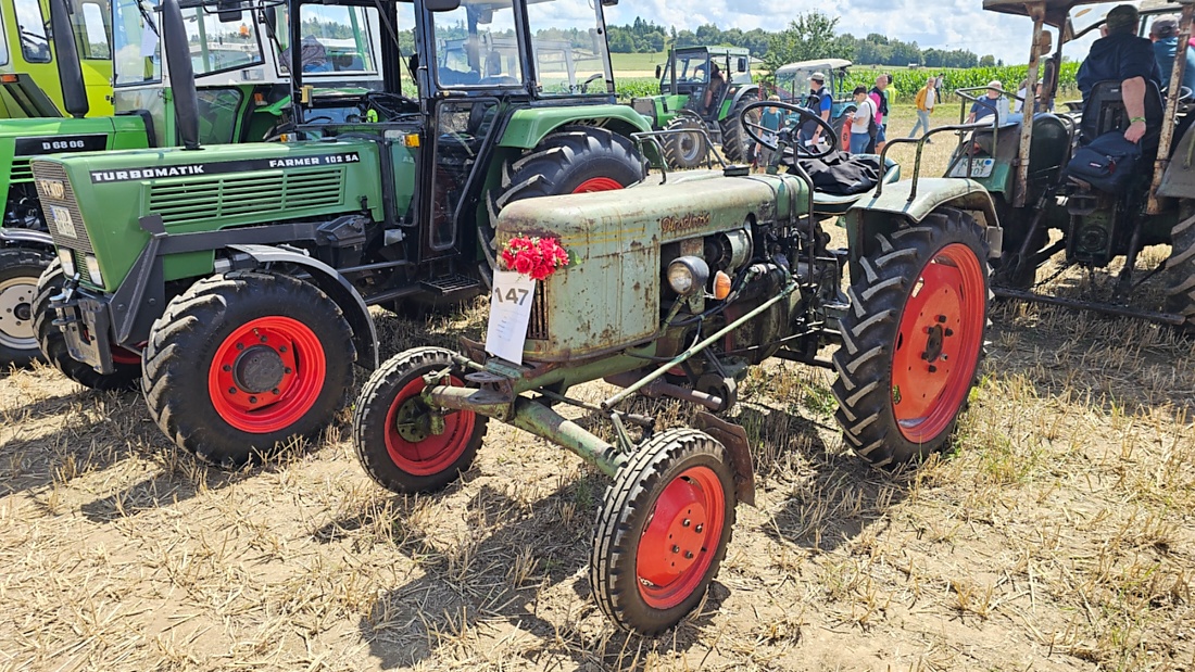 Bilder vom Oldtimer- und Traktortreffen der FFW Oberwappenöst...
Weit über 230 Schlepper und andere Oldtimer machten sich am 18. und 19. Juli 2026 auf nach Oberwappenöst.
Jung und Alt, Familien und Unterstützer der Veranstaltung, trafen sich bei herrlichem Wetter zu einem wunderschönen Tag voller toller Eindrücke.