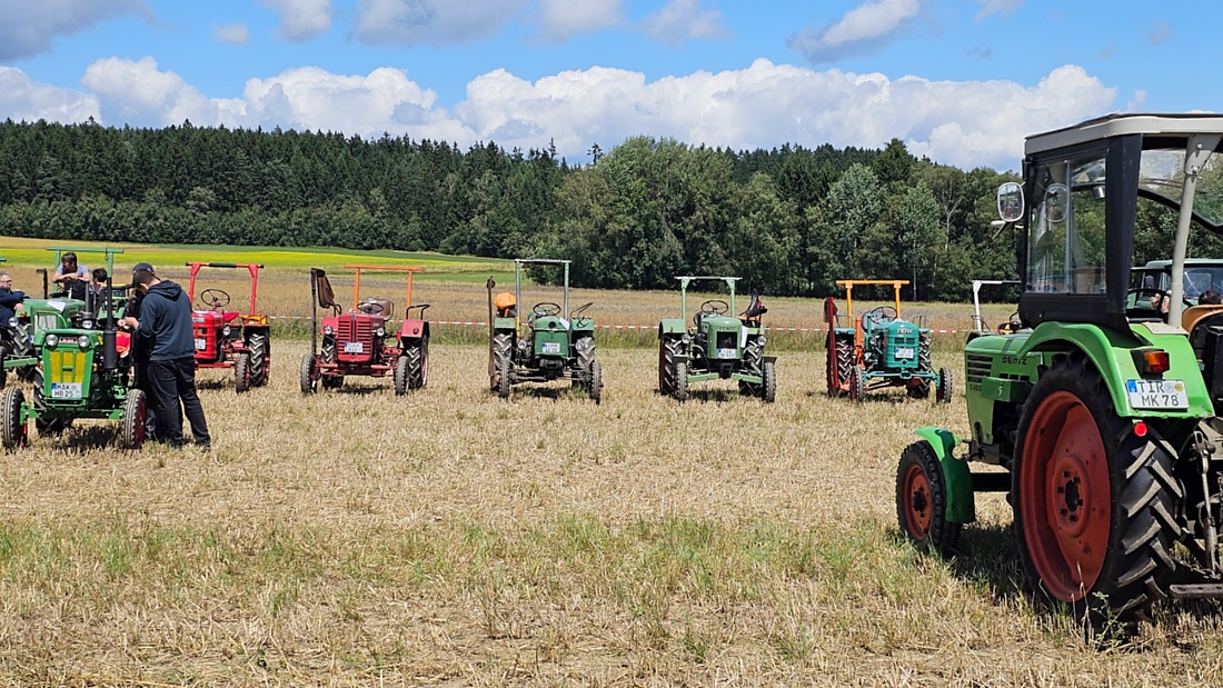 Bilder vom Oldtimer- und Traktortreffen der FFW Oberwappenöst...
Weit über 230 Schlepper und andere Oldtimer machten sich am 18. und 19. Juli 2026 auf nach Oberwappenöst.
Jung und Alt, Familien und Unterstützer der Veranstaltung, trafen sich bei herrlichem Wetter zu einem wunderschönen Tag voller toller Eindrücke.