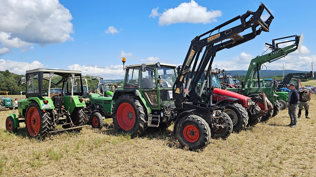 Bilder vom Oldtimer- und Traktortreffen der FFW Oberwappenöst...
Weit über 230 Schlepper und andere Oldtimer machten sich am 18. und 19. Juli 2026 auf nach Oberwappenöst.
Jung und Alt, Familien und Unterstützer der Veranstaltung, trafen sich bei herrlichem Wetter zu einem wunderschönen Tag voller toller Eindrücke.