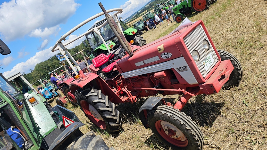 Bilder vom Oldtimer- und Traktortreffen der FFW Oberwappenöst...
Weit über 230 Schlepper und andere Oldtimer machten sich am 18. und 19. Juli 2026 auf nach Oberwappenöst.
Jung und Alt, Familien und Unterstützer der Veranstaltung, trafen sich bei herrlichem Wetter zu einem wunderschönen Tag voller toller Eindrücke.