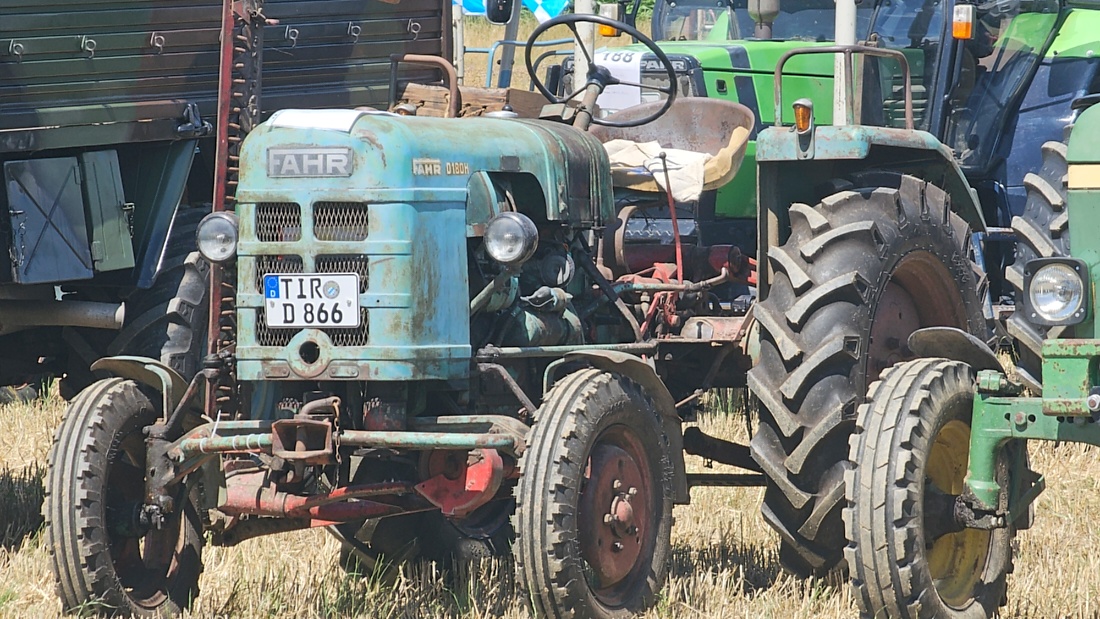 Bilder vom Oldtimer- und Traktortreffen der FFW Oberwappenöst...
Weit über 230 Schlepper und andere Oldtimer machten sich am 18. und 19. Juli 2026 auf nach Oberwappenöst.
Jung und Alt, Familien und Unterstützer der Veranstaltung, trafen sich bei herrlichem Wetter zu einem wunderschönen Tag voller toller Eindrücke.