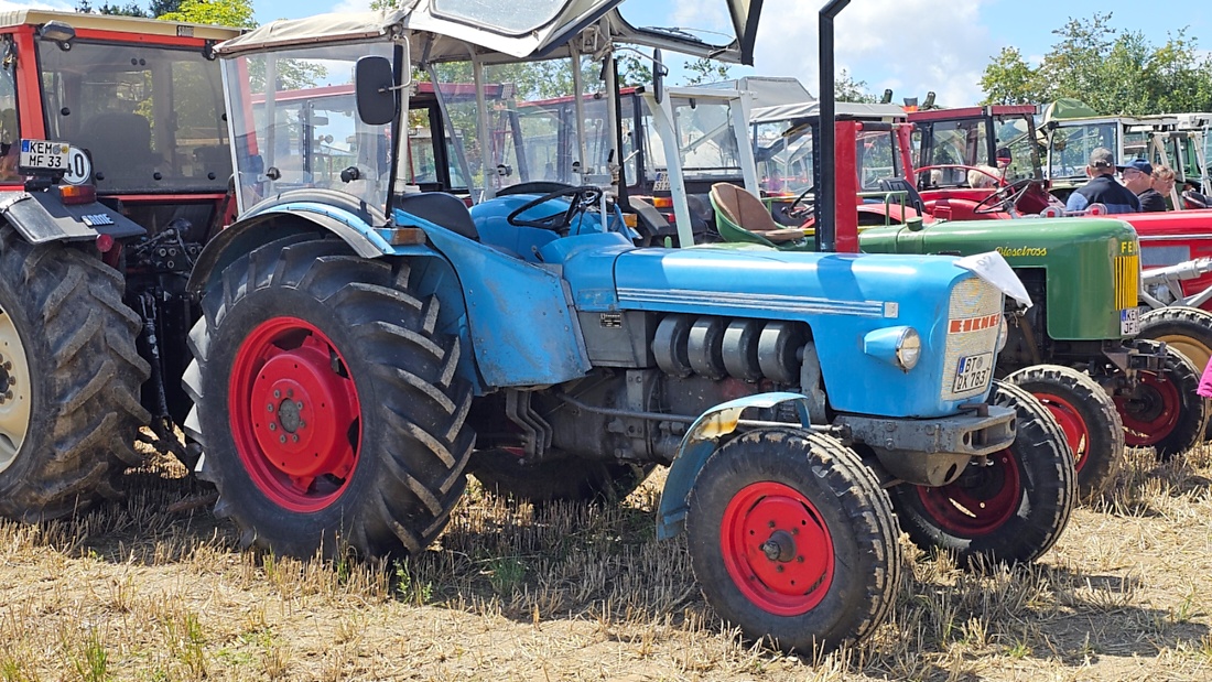 Bilder vom Oldtimer- und Traktortreffen der FFW Oberwappenöst...
Weit über 230 Schlepper und andere Oldtimer machten sich am 18. und 19. Juli 2026 auf nach Oberwappenöst.
Jung und Alt, Familien und Unterstützer der Veranstaltung, trafen sich bei herrlichem Wetter zu einem wunderschönen Tag voller toller Eindrücke.