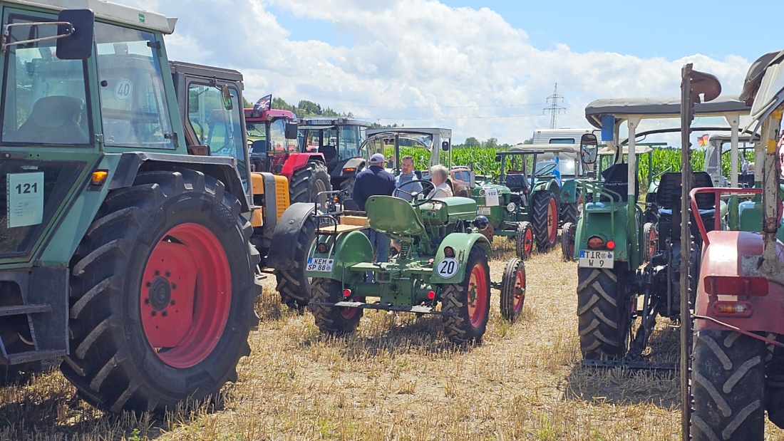 Bilder vom Oldtimer- und Traktortreffen der FFW Oberwappenöst...
Weit über 230 Schlepper und andere Oldtimer machten sich am 18. und 19. Juli 2026 auf nach Oberwappenöst.
Jung und Alt, Familien und Unterstützer der Veranstaltung, trafen sich bei herrlichem Wetter zu einem wunderschönen Tag voller toller Eindrücke.