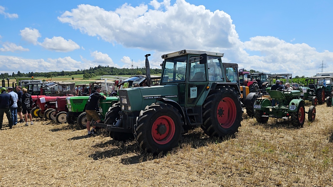 Bilder vom Oldtimer- und Traktortreffen der FFW Oberwappenöst...
Weit über 230 Schlepper und andere Oldtimer machten sich am 18. und 19. Juli 2026 auf nach Oberwappenöst.
Jung und Alt, Familien und Unterstützer der Veranstaltung, trafen sich bei herrlichem Wetter zu einem wunderschönen Tag voller toller Eindrücke.