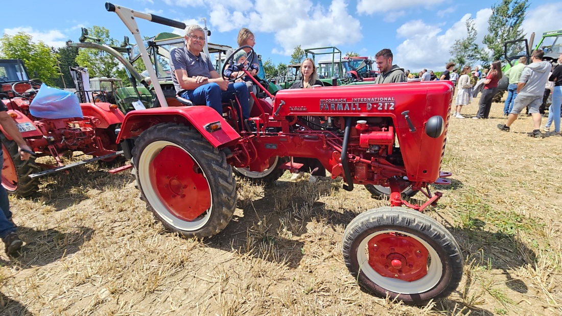 Bilder vom Oldtimer- und Traktortreffen der FFW Oberwappenöst...
Weit über 230 Schlepper und andere Oldtimer machten sich am 18. und 19. Juli 2026 auf nach Oberwappenöst.
Jung und Alt, Familien und Unterstützer der Veranstaltung, trafen sich bei herrlichem Wetter zu einem wunderschönen Tag voller toller Eindrücke.