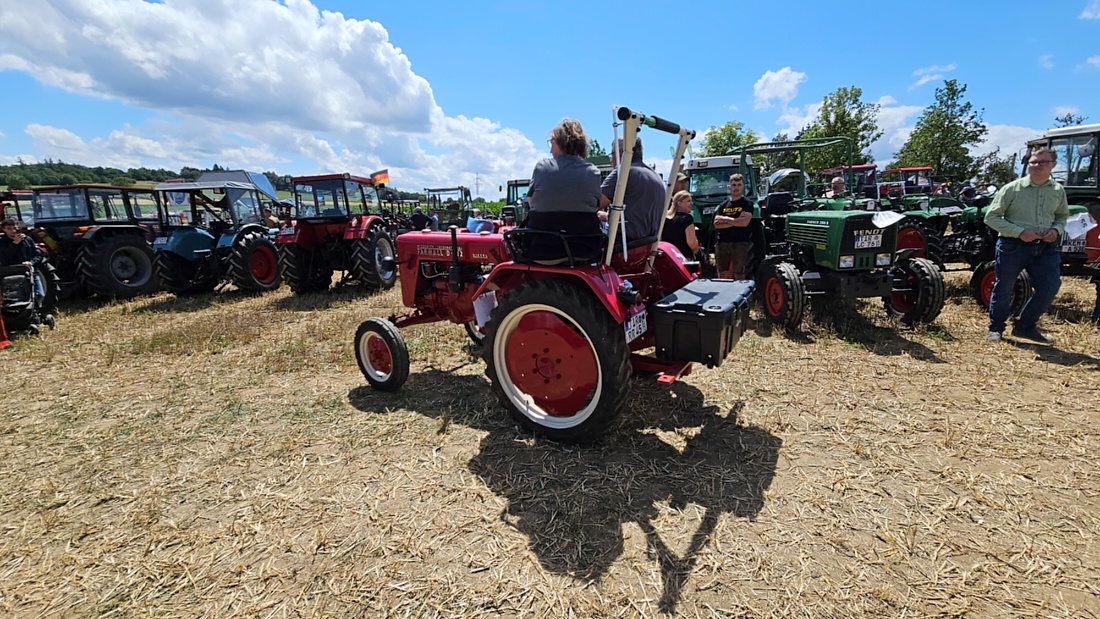 Bilder vom Oldtimer- und Traktortreffen der FFW Oberwappenöst...
Weit über 230 Schlepper und andere Oldtimer machten sich am 18. und 19. Juli 2026 auf nach Oberwappenöst.
Jung und Alt, Familien und Unterstützer der Veranstaltung, trafen sich bei herrlichem Wetter zu einem wunderschönen Tag voller toller Eindrücke.