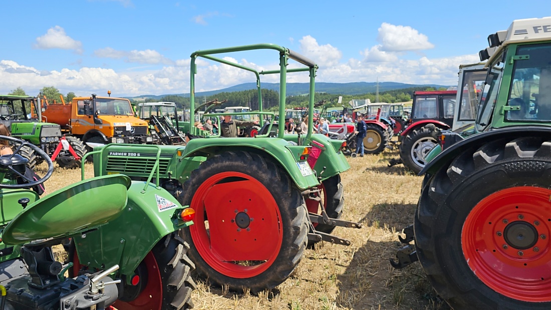 Bilder vom Oldtimer- und Traktortreffen der FFW Oberwappenöst...
Weit über 230 Schlepper und andere Oldtimer machten sich am 18. und 19. Juli 2026 auf nach Oberwappenöst.
Jung und Alt, Familien und Unterstützer der Veranstaltung, trafen sich bei herrlichem Wetter zu einem wunderschönen Tag voller toller Eindrücke.