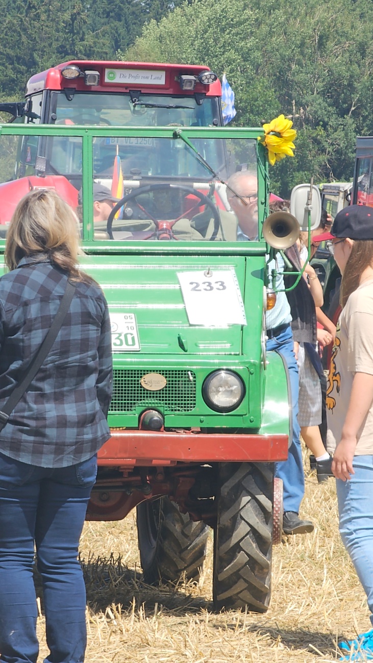 Bilder vom Oldtimer- und Traktortreffen der FFW Oberwappenöst...
Weit über 230 Schlepper und andere Oldtimer machten sich am 18. und 19. Juli 2026 auf nach Oberwappenöst.
Jung und Alt, Familien und Unterstützer der Veranstaltung, trafen sich bei herrlichem Wetter zu einem wunderschönen Tag voller toller Eindrücke.