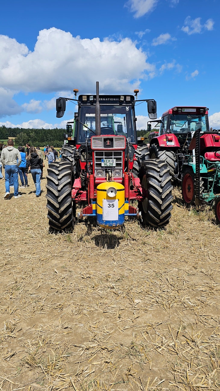 Bilder vom Oldtimer- und Traktortreffen der FFW Oberwappenöst...
Weit über 230 Schlepper und andere Oldtimer machten sich am 18. und 19. Juli 2026 auf nach Oberwappenöst.
Jung und Alt, Familien und Unterstützer der Veranstaltung, trafen sich bei herrlichem Wetter zu einem wunderschönen Tag voller toller Eindrücke.