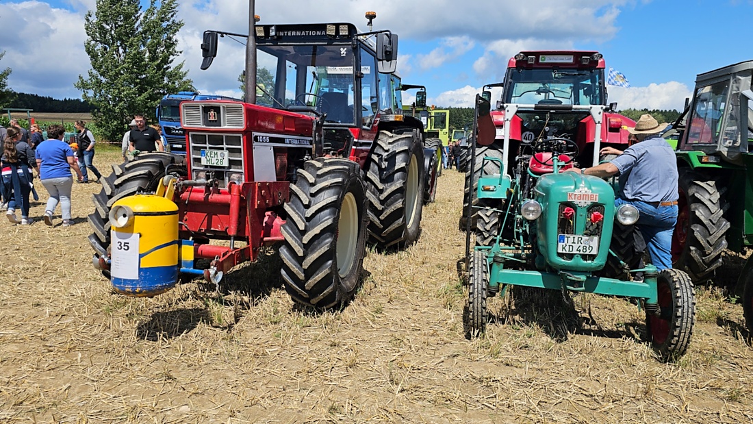 Bilder vom Oldtimer- und Traktortreffen der FFW Oberwappenöst...
Weit über 230 Schlepper und andere Oldtimer machten sich am 18. und 19. Juli 2026 auf nach Oberwappenöst.
Jung und Alt, Familien und Unterstützer der Veranstaltung, trafen sich bei herrlichem Wetter zu einem wunderschönen Tag voller toller Eindrücke.