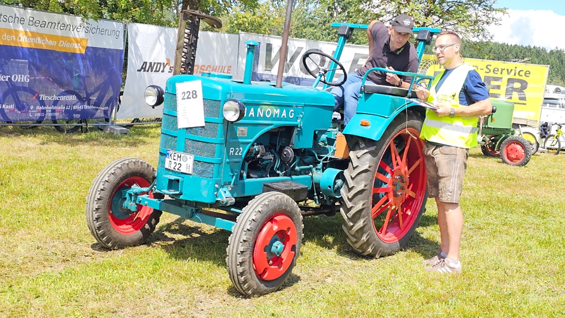 Bilder vom Oldtimer- und Traktortreffen der FFW Oberwappenöst...
Weit über 230 Schlepper und andere Oldtimer machten sich am 18. und 19. Juli 2026 auf nach Oberwappenöst.
Jung und Alt, Familien und Unterstützer der Veranstaltung, trafen sich bei herrlichem Wetter zu einem wunderschönen Tag voller toller Eindrücke.