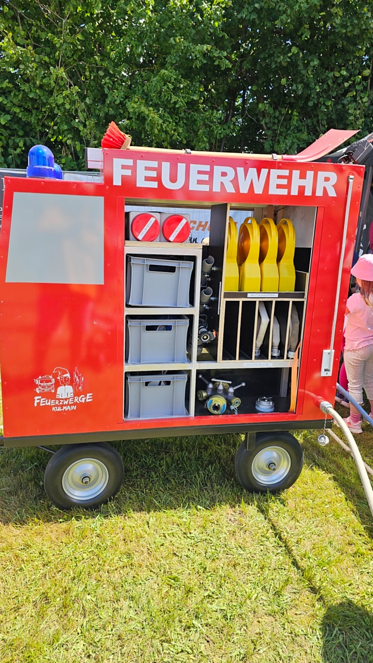 Bilder vom Oldtimer- und Traktortreffen der FFW Oberwappenöst...
Weit über 230 Schlepper und andere Oldtimer machten sich am 18. und 19. Juli 2026 auf nach Oberwappenöst.
Jung und Alt, Familien und Unterstützer der Veranstaltung, trafen sich bei herrlichem Wetter zu einem wunderschönen Tag voller toller Eindrücke.