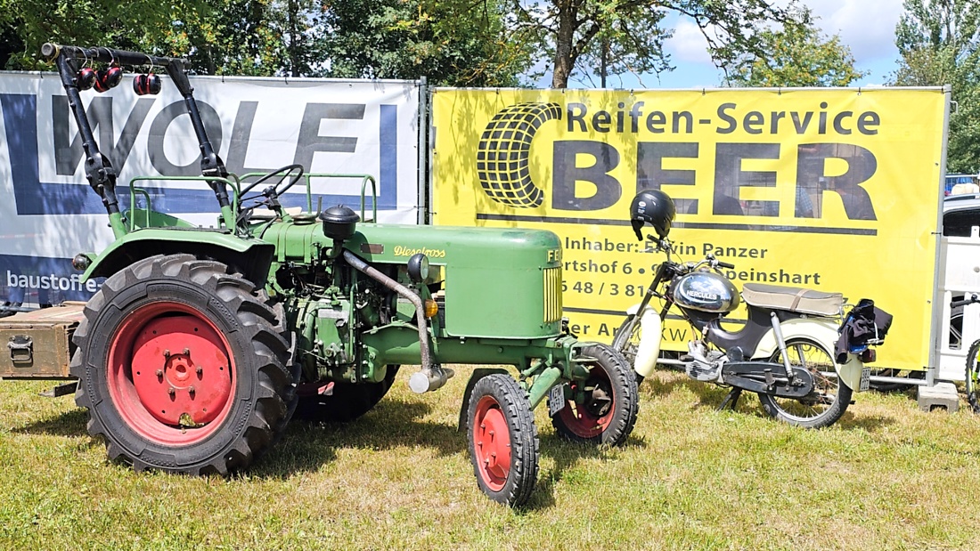 Bilder vom Oldtimer- und Traktortreffen der FFW Oberwappenöst...
Weit über 230 Schlepper und andere Oldtimer machten sich am 18. und 19. Juli 2026 auf nach Oberwappenöst.
Jung und Alt, Familien und Unterstützer der Veranstaltung, trafen sich bei herrlichem Wetter zu einem wunderschönen Tag voller toller Eindrücke.