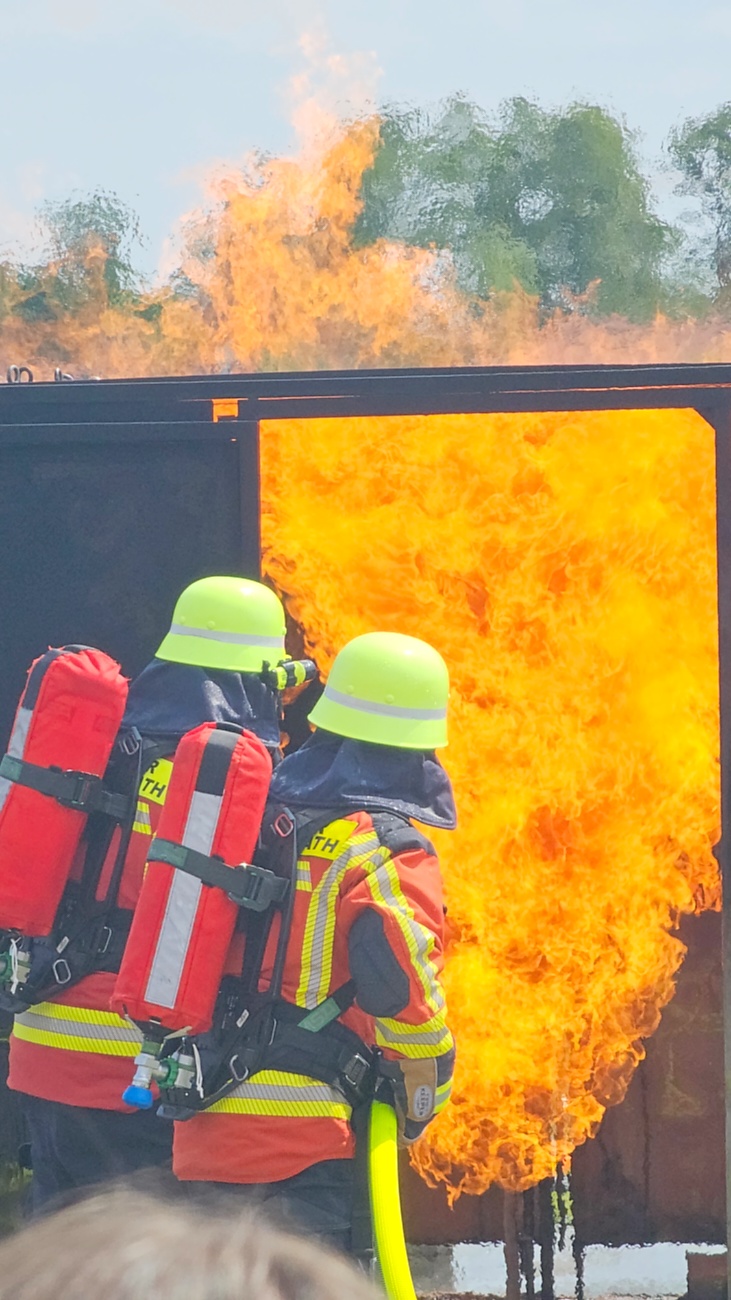 Großes Jubiläumsfest der Freiwilligen Feuerwehr Kemnath begeistert tausende Besucher

Kemnath. Mit einem abwechslungsreichen Programm für die ganze Familie feierte die Freiwillige Feuerwehr Kemnath an diesem Wochenende ihr 160-jähriges Bestehen sowie die Einweihung des neuen Feuerwehrgerätehauses. Das Fest zog zahlreiche Besucher aus Kemnath und der gesamten Region an und zeigte eindrucksvoll, welchen Stellenwert die Feuerwehr als unverzichtbarer Bestandteil des gesellschaftlichen Lebens besitzt.

Besonders der Sonntag stand ganz im Zeichen der Familien. Bereits am Vormittag begann der Festtag nach dem Gottesdienst mit einem gemütlichen Frühschoppen. Am Nachmittag strömten viele Gäste zum Tag der offenen Tür in das neue Feuerwehrhaus, das erstmals umfassend besichtigt werden konnte. Das moderne Gebäude beeindruckte durch seine großzügige Fahrzeughalle, zeitgemäße Technik, Schulungsräume sowie optimale Arbeitsbedingungen für die ehrenamtlichen Einsatzkräfte.

Auch für das leibliche Wohl war bestens gesorgt. Kaffee und eine große Auswahl an hausgemachten Kuchen luden zum Verweilen ein. Viele Besucher nutzten die Gelegenheit, in geselliger Atmosphäre mit Feuerwehrkameradinnen und -kameraden ins Gespräch zu kommen und den Nachmittag gemeinsam zu genießen.

Großen Anklang fanden die zahlreichen Vorführungen und Mitmachaktionen. Kinder und Erwachsene konnten Feuerwehrfahrzeuge aus nächster Nähe betrachten, die Ausrüstung kennenlernen und sich über die vielfältigen Aufgaben der Feuerwehr informieren. Besonders die Fahrzeugausstellung und die Präsentationen der Einsatztechnik machten deutlich, wie vielseitig und anspruchsvoll der Dienst der Feuerwehr heute ist. Für die jüngsten Besucher gab es zahlreiche Attraktionen, sodass keine Langeweile aufkam.

Das Jubiläumswochenende bot darüber hinaus ein abwechslungsreiches Festprogramm. Bereits am Freitag starteten die Feierlichkeiten mit einem Weinabend. Am Samstag folgten ein Tag der offenen Tür sowie ein großer Festabend mit der Stadtkapelle Kemnath und musikalischer Unterhaltung. Der Sonntag bildete schließlich mit Gottesdienst, Frühschoppen und Familienprogramm den gelungenen Abschluss eines rundum erfolgreichen Festwochenendes.

Die Freiwillige Feuerwehr Kemnath blickt inzwischen auf 160 Jahre Geschichte zurück. Seit ihrer Gründung im Jahr 1866 steht sie für ehrenamtlichen Einsatz, technische Kompetenz und gelebte Kameradschaft. Mit dem neuen Feuerwehrgerätehaus wurden zugleich wichtige Voraussetzungen geschaffen, um den wachsenden Anforderungen im Brand- und Katastrophenschutz auch künftig gerecht zu werden. Das Jubiläum war deshalb nicht nur Anlass zum Feiern, sondern auch ein sichtbares Zeichen für die Zukunft der Feuerwehr in Kemnath.

Viele Besucher verließen das Festgelände mit einem durchweg positiven Eindruck. Die gelungene Organisation, die freundliche Atmosphäre, das abwechslungsreiche Programm und die Möglichkeit, hinter die Kulissen der Feuerwehr zu blicken, machten das Jubiläumsfest zu einem besonderen Erlebnis für Jung und Alt. Das Fest zeigte eindrucksvoll, dass die Freiwillige Feuerwehr Kemnath weit mehr ist als eine Einsatzorganisation - sie ist ein wichtiger Bestandteil des gesellschaftlichen Lebens und ein Ort, an dem Gemeinschaft, Hilfsbereitschaft und Ehrenamt gelebt werden.