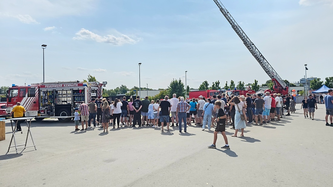 Großes Jubiläumsfest der Freiwilligen Feuerwehr Kemnath begeistert tausende Besucher

Kemnath. Mit einem abwechslungsreichen Programm für die ganze Familie feierte die Freiwillige Feuerwehr Kemnath an diesem Wochenende ihr 160-jähriges Bestehen sowie die Einweihung des neuen Feuerwehrgerätehauses. Das Fest zog zahlreiche Besucher aus Kemnath und der gesamten Region an und zeigte eindrucksvoll, welchen Stellenwert die Feuerwehr als unverzichtbarer Bestandteil des gesellschaftlichen Lebens besitzt.

Besonders der Sonntag stand ganz im Zeichen der Familien. Bereits am Vormittag begann der Festtag nach dem Gottesdienst mit einem gemütlichen Frühschoppen. Am Nachmittag strömten viele Gäste zum Tag der offenen Tür in das neue Feuerwehrhaus, das erstmals umfassend besichtigt werden konnte. Das moderne Gebäude beeindruckte durch seine großzügige Fahrzeughalle, zeitgemäße Technik, Schulungsräume sowie optimale Arbeitsbedingungen für die ehrenamtlichen Einsatzkräfte.

Auch für das leibliche Wohl war bestens gesorgt. Kaffee und eine große Auswahl an hausgemachten Kuchen luden zum Verweilen ein. Viele Besucher nutzten die Gelegenheit, in geselliger Atmosphäre mit Feuerwehrkameradinnen und -kameraden ins Gespräch zu kommen und den Nachmittag gemeinsam zu genießen.

Großen Anklang fanden die zahlreichen Vorführungen und Mitmachaktionen. Kinder und Erwachsene konnten Feuerwehrfahrzeuge aus nächster Nähe betrachten, die Ausrüstung kennenlernen und sich über die vielfältigen Aufgaben der Feuerwehr informieren. Besonders die Fahrzeugausstellung und die Präsentationen der Einsatztechnik machten deutlich, wie vielseitig und anspruchsvoll der Dienst der Feuerwehr heute ist. Für die jüngsten Besucher gab es zahlreiche Attraktionen, sodass keine Langeweile aufkam.

Das Jubiläumswochenende bot darüber hinaus ein abwechslungsreiches Festprogramm. Bereits am Freitag starteten die Feierlichkeiten mit einem Weinabend. Am Samstag folgten ein Tag der offenen Tür sowie ein großer Festabend mit der Stadtkapelle Kemnath und musikalischer Unterhaltung. Der Sonntag bildete schließlich mit Gottesdienst, Frühschoppen und Familienprogramm den gelungenen Abschluss eines rundum erfolgreichen Festwochenendes.

Die Freiwillige Feuerwehr Kemnath blickt inzwischen auf 160 Jahre Geschichte zurück. Seit ihrer Gründung im Jahr 1866 steht sie für ehrenamtlichen Einsatz, technische Kompetenz und gelebte Kameradschaft. Mit dem neuen Feuerwehrgerätehaus wurden zugleich wichtige Voraussetzungen geschaffen, um den wachsenden Anforderungen im Brand- und Katastrophenschutz auch künftig gerecht zu werden. Das Jubiläum war deshalb nicht nur Anlass zum Feiern, sondern auch ein sichtbares Zeichen für die Zukunft der Feuerwehr in Kemnath.

Viele Besucher verließen das Festgelände mit einem durchweg positiven Eindruck. Die gelungene Organisation, die freundliche Atmosphäre, das abwechslungsreiche Programm und die Möglichkeit, hinter die Kulissen der Feuerwehr zu blicken, machten das Jubiläumsfest zu einem besonderen Erlebnis für Jung und Alt. Das Fest zeigte eindrucksvoll, dass die Freiwillige Feuerwehr Kemnath weit mehr ist als eine Einsatzorganisation - sie ist ein wichtiger Bestandteil des gesellschaftlichen Lebens und ein Ort, an dem Gemeinschaft, Hilfsbereitschaft und Ehrenamt gelebt werden.