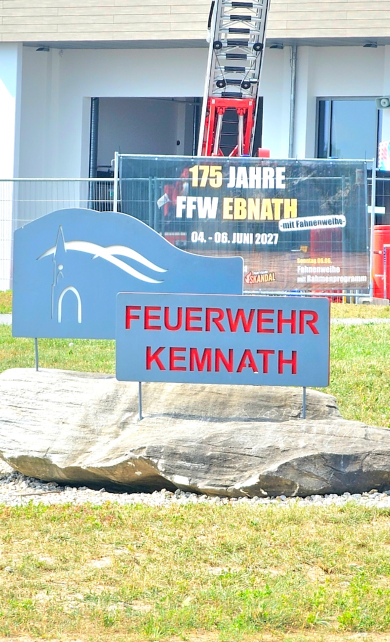 Großes Jubiläumsfest der Freiwilligen Feuerwehr Kemnath begeistert tausende Besucher

Kemnath. Mit einem abwechslungsreichen Programm für die ganze Familie feierte die Freiwillige Feuerwehr Kemnath an diesem Wochenende ihr 160-jähriges Bestehen sowie die Einweihung des neuen Feuerwehrgerätehauses. Das Fest zog zahlreiche Besucher aus Kemnath und der gesamten Region an und zeigte eindrucksvoll, welchen Stellenwert die Feuerwehr als unverzichtbarer Bestandteil des gesellschaftlichen Lebens besitzt.

Besonders der Sonntag stand ganz im Zeichen der Familien. Bereits am Vormittag begann der Festtag nach dem Gottesdienst mit einem gemütlichen Frühschoppen. Am Nachmittag strömten viele Gäste zum Tag der offenen Tür in das neue Feuerwehrhaus, das erstmals umfassend besichtigt werden konnte. Das moderne Gebäude beeindruckte durch seine großzügige Fahrzeughalle, zeitgemäße Technik, Schulungsräume sowie optimale Arbeitsbedingungen für die ehrenamtlichen Einsatzkräfte.

Auch für das leibliche Wohl war bestens gesorgt. Kaffee und eine große Auswahl an hausgemachten Kuchen luden zum Verweilen ein. Viele Besucher nutzten die Gelegenheit, in geselliger Atmosphäre mit Feuerwehrkameradinnen und -kameraden ins Gespräch zu kommen und den Nachmittag gemeinsam zu genießen.

Großen Anklang fanden die zahlreichen Vorführungen und Mitmachaktionen. Kinder und Erwachsene konnten Feuerwehrfahrzeuge aus nächster Nähe betrachten, die Ausrüstung kennenlernen und sich über die vielfältigen Aufgaben der Feuerwehr informieren. Besonders die Fahrzeugausstellung und die Präsentationen der Einsatztechnik machten deutlich, wie vielseitig und anspruchsvoll der Dienst der Feuerwehr heute ist. Für die jüngsten Besucher gab es zahlreiche Attraktionen, sodass keine Langeweile aufkam.

Das Jubiläumswochenende bot darüber hinaus ein abwechslungsreiches Festprogramm. Bereits am Freitag starteten die Feierlichkeiten mit einem Weinabend. Am Samstag folgten ein Tag der offenen Tür sowie ein großer Festabend mit der Stadtkapelle Kemnath und musikalischer Unterhaltung. Der Sonntag bildete schließlich mit Gottesdienst, Frühschoppen und Familienprogramm den gelungenen Abschluss eines rundum erfolgreichen Festwochenendes.

Die Freiwillige Feuerwehr Kemnath blickt inzwischen auf 160 Jahre Geschichte zurück. Seit ihrer Gründung im Jahr 1866 steht sie für ehrenamtlichen Einsatz, technische Kompetenz und gelebte Kameradschaft. Mit dem neuen Feuerwehrgerätehaus wurden zugleich wichtige Voraussetzungen geschaffen, um den wachsenden Anforderungen im Brand- und Katastrophenschutz auch künftig gerecht zu werden. Das Jubiläum war deshalb nicht nur Anlass zum Feiern, sondern auch ein sichtbares Zeichen für die Zukunft der Feuerwehr in Kemnath.

Viele Besucher verließen das Festgelände mit einem durchweg positiven Eindruck. Die gelungene Organisation, die freundliche Atmosphäre, das abwechslungsreiche Programm und die Möglichkeit, hinter die Kulissen der Feuerwehr zu blicken, machten das Jubiläumsfest zu einem besonderen Erlebnis für Jung und Alt. Das Fest zeigte eindrucksvoll, dass die Freiwillige Feuerwehr Kemnath weit mehr ist als eine Einsatzorganisation - sie ist ein wichtiger Bestandteil des gesellschaftlichen Lebens und ein Ort, an dem Gemeinschaft, Hilfsbereitschaft und Ehrenamt gelebt werden.