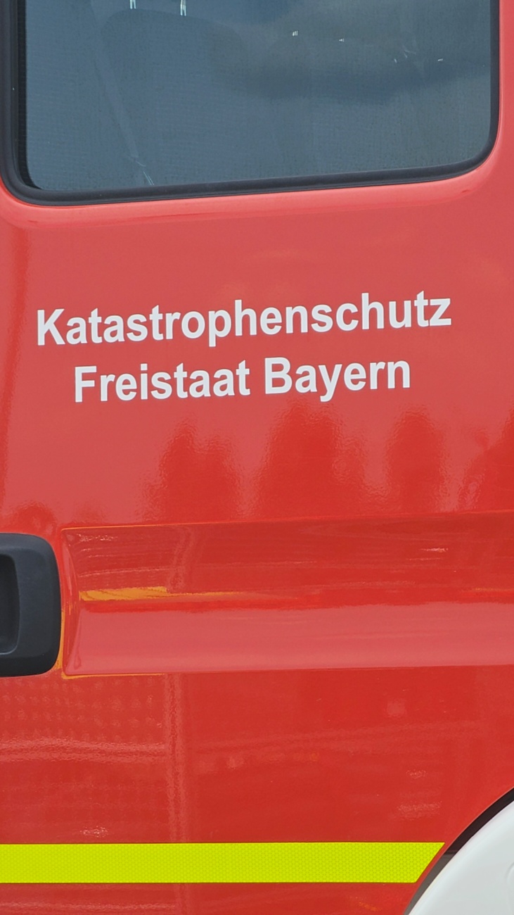 Großes Jubiläumsfest der Freiwilligen Feuerwehr Kemnath begeistert tausende Besucher

Kemnath. Mit einem abwechslungsreichen Programm für die ganze Familie feierte die Freiwillige Feuerwehr Kemnath an diesem Wochenende ihr 160-jähriges Bestehen sowie die Einweihung des neuen Feuerwehrgerätehauses. Das Fest zog zahlreiche Besucher aus Kemnath und der gesamten Region an und zeigte eindrucksvoll, welchen Stellenwert die Feuerwehr als unverzichtbarer Bestandteil des gesellschaftlichen Lebens besitzt.

Besonders der Sonntag stand ganz im Zeichen der Familien. Bereits am Vormittag begann der Festtag nach dem Gottesdienst mit einem gemütlichen Frühschoppen. Am Nachmittag strömten viele Gäste zum Tag der offenen Tür in das neue Feuerwehrhaus, das erstmals umfassend besichtigt werden konnte. Das moderne Gebäude beeindruckte durch seine großzügige Fahrzeughalle, zeitgemäße Technik, Schulungsräume sowie optimale Arbeitsbedingungen für die ehrenamtlichen Einsatzkräfte.

Auch für das leibliche Wohl war bestens gesorgt. Kaffee und eine große Auswahl an hausgemachten Kuchen luden zum Verweilen ein. Viele Besucher nutzten die Gelegenheit, in geselliger Atmosphäre mit Feuerwehrkameradinnen und -kameraden ins Gespräch zu kommen und den Nachmittag gemeinsam zu genießen.

Großen Anklang fanden die zahlreichen Vorführungen und Mitmachaktionen. Kinder und Erwachsene konnten Feuerwehrfahrzeuge aus nächster Nähe betrachten, die Ausrüstung kennenlernen und sich über die vielfältigen Aufgaben der Feuerwehr informieren. Besonders die Fahrzeugausstellung und die Präsentationen der Einsatztechnik machten deutlich, wie vielseitig und anspruchsvoll der Dienst der Feuerwehr heute ist. Für die jüngsten Besucher gab es zahlreiche Attraktionen, sodass keine Langeweile aufkam.

Das Jubiläumswochenende bot darüber hinaus ein abwechslungsreiches Festprogramm. Bereits am Freitag starteten die Feierlichkeiten mit einem Weinabend. Am Samstag folgten ein Tag der offenen Tür sowie ein großer Festabend mit der Stadtkapelle Kemnath und musikalischer Unterhaltung. Der Sonntag bildete schließlich mit Gottesdienst, Frühschoppen und Familienprogramm den gelungenen Abschluss eines rundum erfolgreichen Festwochenendes.

Die Freiwillige Feuerwehr Kemnath blickt inzwischen auf 160 Jahre Geschichte zurück. Seit ihrer Gründung im Jahr 1866 steht sie für ehrenamtlichen Einsatz, technische Kompetenz und gelebte Kameradschaft. Mit dem neuen Feuerwehrgerätehaus wurden zugleich wichtige Voraussetzungen geschaffen, um den wachsenden Anforderungen im Brand- und Katastrophenschutz auch künftig gerecht zu werden. Das Jubiläum war deshalb nicht nur Anlass zum Feiern, sondern auch ein sichtbares Zeichen für die Zukunft der Feuerwehr in Kemnath.

Viele Besucher verließen das Festgelände mit einem durchweg positiven Eindruck. Die gelungene Organisation, die freundliche Atmosphäre, das abwechslungsreiche Programm und die Möglichkeit, hinter die Kulissen der Feuerwehr zu blicken, machten das Jubiläumsfest zu einem besonderen Erlebnis für Jung und Alt. Das Fest zeigte eindrucksvoll, dass die Freiwillige Feuerwehr Kemnath weit mehr ist als eine Einsatzorganisation - sie ist ein wichtiger Bestandteil des gesellschaftlichen Lebens und ein Ort, an dem Gemeinschaft, Hilfsbereitschaft und Ehrenamt gelebt werden.