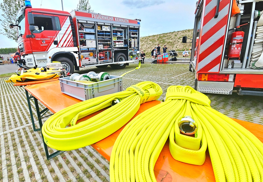 Großes Jubiläumsfest der Freiwilligen Feuerwehr Kemnath begeistert tausende Besucher

Kemnath. Mit einem abwechslungsreichen Programm für die ganze Familie feierte die Freiwillige Feuerwehr Kemnath an diesem Wochenende ihr 160-jähriges Bestehen sowie die Einweihung des neuen Feuerwehrgerätehauses. Das Fest zog zahlreiche Besucher aus Kemnath und der gesamten Region an und zeigte eindrucksvoll, welchen Stellenwert die Feuerwehr als unverzichtbarer Bestandteil des gesellschaftlichen Lebens besitzt.

Besonders der Sonntag stand ganz im Zeichen der Familien. Bereits am Vormittag begann der Festtag nach dem Gottesdienst mit einem gemütlichen Frühschoppen. Am Nachmittag strömten viele Gäste zum Tag der offenen Tür in das neue Feuerwehrhaus, das erstmals umfassend besichtigt werden konnte. Das moderne Gebäude beeindruckte durch seine großzügige Fahrzeughalle, zeitgemäße Technik, Schulungsräume sowie optimale Arbeitsbedingungen für die ehrenamtlichen Einsatzkräfte.

Auch für das leibliche Wohl war bestens gesorgt. Kaffee und eine große Auswahl an hausgemachten Kuchen luden zum Verweilen ein. Viele Besucher nutzten die Gelegenheit, in geselliger Atmosphäre mit Feuerwehrkameradinnen und -kameraden ins Gespräch zu kommen und den Nachmittag gemeinsam zu genießen.

Großen Anklang fanden die zahlreichen Vorführungen und Mitmachaktionen. Kinder und Erwachsene konnten Feuerwehrfahrzeuge aus nächster Nähe betrachten, die Ausrüstung kennenlernen und sich über die vielfältigen Aufgaben der Feuerwehr informieren. Besonders die Fahrzeugausstellung und die Präsentationen der Einsatztechnik machten deutlich, wie vielseitig und anspruchsvoll der Dienst der Feuerwehr heute ist. Für die jüngsten Besucher gab es zahlreiche Attraktionen, sodass keine Langeweile aufkam.

Das Jubiläumswochenende bot darüber hinaus ein abwechslungsreiches Festprogramm. Bereits am Freitag starteten die Feierlichkeiten mit einem Weinabend. Am Samstag folgten ein Tag der offenen Tür sowie ein großer Festabend mit der Stadtkapelle Kemnath und musikalischer Unterhaltung. Der Sonntag bildete schließlich mit Gottesdienst, Frühschoppen und Familienprogramm den gelungenen Abschluss eines rundum erfolgreichen Festwochenendes.

Die Freiwillige Feuerwehr Kemnath blickt inzwischen auf 160 Jahre Geschichte zurück. Seit ihrer Gründung im Jahr 1866 steht sie für ehrenamtlichen Einsatz, technische Kompetenz und gelebte Kameradschaft. Mit dem neuen Feuerwehrgerätehaus wurden zugleich wichtige Voraussetzungen geschaffen, um den wachsenden Anforderungen im Brand- und Katastrophenschutz auch künftig gerecht zu werden. Das Jubiläum war deshalb nicht nur Anlass zum Feiern, sondern auch ein sichtbares Zeichen für die Zukunft der Feuerwehr in Kemnath.

Viele Besucher verließen das Festgelände mit einem durchweg positiven Eindruck. Die gelungene Organisation, die freundliche Atmosphäre, das abwechslungsreiche Programm und die Möglichkeit, hinter die Kulissen der Feuerwehr zu blicken, machten das Jubiläumsfest zu einem besonderen Erlebnis für Jung und Alt. Das Fest zeigte eindrucksvoll, dass die Freiwillige Feuerwehr Kemnath weit mehr ist als eine Einsatzorganisation - sie ist ein wichtiger Bestandteil des gesellschaftlichen Lebens und ein Ort, an dem Gemeinschaft, Hilfsbereitschaft und Ehrenamt gelebt werden.