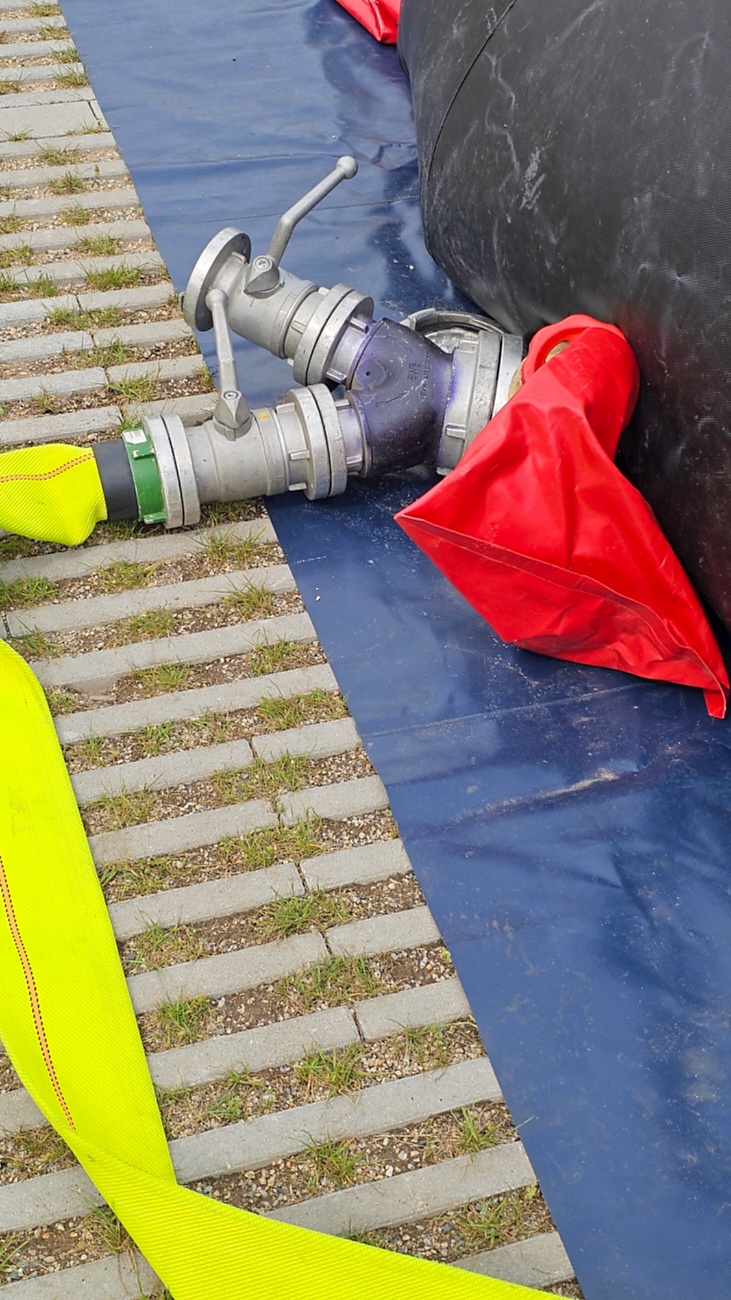 Großes Jubiläumsfest der Freiwilligen Feuerwehr Kemnath begeistert tausende Besucher

Kemnath. Mit einem abwechslungsreichen Programm für die ganze Familie feierte die Freiwillige Feuerwehr Kemnath an diesem Wochenende ihr 160-jähriges Bestehen sowie die Einweihung des neuen Feuerwehrgerätehauses. Das Fest zog zahlreiche Besucher aus Kemnath und der gesamten Region an und zeigte eindrucksvoll, welchen Stellenwert die Feuerwehr als unverzichtbarer Bestandteil des gesellschaftlichen Lebens besitzt.

Besonders der Sonntag stand ganz im Zeichen der Familien. Bereits am Vormittag begann der Festtag nach dem Gottesdienst mit einem gemütlichen Frühschoppen. Am Nachmittag strömten viele Gäste zum Tag der offenen Tür in das neue Feuerwehrhaus, das erstmals umfassend besichtigt werden konnte. Das moderne Gebäude beeindruckte durch seine großzügige Fahrzeughalle, zeitgemäße Technik, Schulungsräume sowie optimale Arbeitsbedingungen für die ehrenamtlichen Einsatzkräfte.

Auch für das leibliche Wohl war bestens gesorgt. Kaffee und eine große Auswahl an hausgemachten Kuchen luden zum Verweilen ein. Viele Besucher nutzten die Gelegenheit, in geselliger Atmosphäre mit Feuerwehrkameradinnen und -kameraden ins Gespräch zu kommen und den Nachmittag gemeinsam zu genießen.

Großen Anklang fanden die zahlreichen Vorführungen und Mitmachaktionen. Kinder und Erwachsene konnten Feuerwehrfahrzeuge aus nächster Nähe betrachten, die Ausrüstung kennenlernen und sich über die vielfältigen Aufgaben der Feuerwehr informieren. Besonders die Fahrzeugausstellung und die Präsentationen der Einsatztechnik machten deutlich, wie vielseitig und anspruchsvoll der Dienst der Feuerwehr heute ist. Für die jüngsten Besucher gab es zahlreiche Attraktionen, sodass keine Langeweile aufkam.

Das Jubiläumswochenende bot darüber hinaus ein abwechslungsreiches Festprogramm. Bereits am Freitag starteten die Feierlichkeiten mit einem Weinabend. Am Samstag folgten ein Tag der offenen Tür sowie ein großer Festabend mit der Stadtkapelle Kemnath und musikalischer Unterhaltung. Der Sonntag bildete schließlich mit Gottesdienst, Frühschoppen und Familienprogramm den gelungenen Abschluss eines rundum erfolgreichen Festwochenendes.

Die Freiwillige Feuerwehr Kemnath blickt inzwischen auf 160 Jahre Geschichte zurück. Seit ihrer Gründung im Jahr 1866 steht sie für ehrenamtlichen Einsatz, technische Kompetenz und gelebte Kameradschaft. Mit dem neuen Feuerwehrgerätehaus wurden zugleich wichtige Voraussetzungen geschaffen, um den wachsenden Anforderungen im Brand- und Katastrophenschutz auch künftig gerecht zu werden. Das Jubiläum war deshalb nicht nur Anlass zum Feiern, sondern auch ein sichtbares Zeichen für die Zukunft der Feuerwehr in Kemnath.

Viele Besucher verließen das Festgelände mit einem durchweg positiven Eindruck. Die gelungene Organisation, die freundliche Atmosphäre, das abwechslungsreiche Programm und die Möglichkeit, hinter die Kulissen der Feuerwehr zu blicken, machten das Jubiläumsfest zu einem besonderen Erlebnis für Jung und Alt. Das Fest zeigte eindrucksvoll, dass die Freiwillige Feuerwehr Kemnath weit mehr ist als eine Einsatzorganisation - sie ist ein wichtiger Bestandteil des gesellschaftlichen Lebens und ein Ort, an dem Gemeinschaft, Hilfsbereitschaft und Ehrenamt gelebt werden.