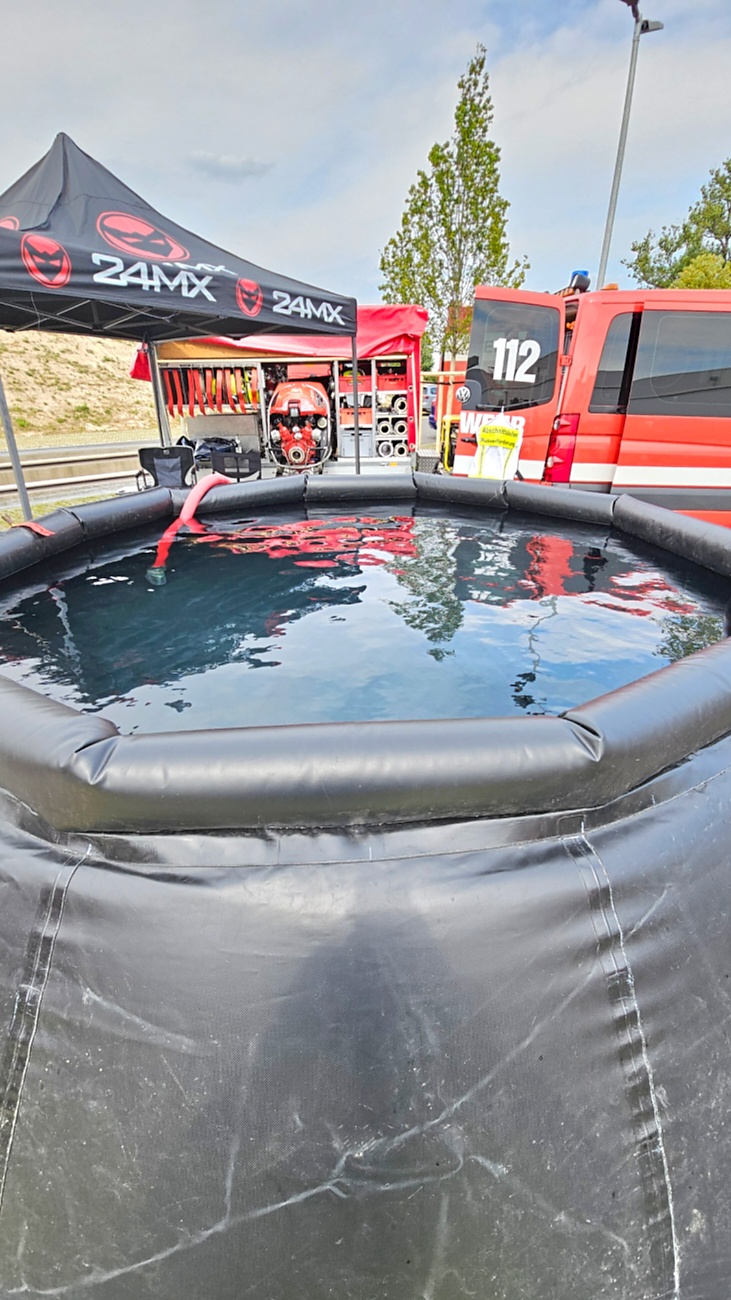 Großes Jubiläumsfest der Freiwilligen Feuerwehr Kemnath begeistert tausende Besucher

Kemnath. Mit einem abwechslungsreichen Programm für die ganze Familie feierte die Freiwillige Feuerwehr Kemnath an diesem Wochenende ihr 160-jähriges Bestehen sowie die Einweihung des neuen Feuerwehrgerätehauses. Das Fest zog zahlreiche Besucher aus Kemnath und der gesamten Region an und zeigte eindrucksvoll, welchen Stellenwert die Feuerwehr als unverzichtbarer Bestandteil des gesellschaftlichen Lebens besitzt.

Besonders der Sonntag stand ganz im Zeichen der Familien. Bereits am Vormittag begann der Festtag nach dem Gottesdienst mit einem gemütlichen Frühschoppen. Am Nachmittag strömten viele Gäste zum Tag der offenen Tür in das neue Feuerwehrhaus, das erstmals umfassend besichtigt werden konnte. Das moderne Gebäude beeindruckte durch seine großzügige Fahrzeughalle, zeitgemäße Technik, Schulungsräume sowie optimale Arbeitsbedingungen für die ehrenamtlichen Einsatzkräfte.

Auch für das leibliche Wohl war bestens gesorgt. Kaffee und eine große Auswahl an hausgemachten Kuchen luden zum Verweilen ein. Viele Besucher nutzten die Gelegenheit, in geselliger Atmosphäre mit Feuerwehrkameradinnen und -kameraden ins Gespräch zu kommen und den Nachmittag gemeinsam zu genießen.

Großen Anklang fanden die zahlreichen Vorführungen und Mitmachaktionen. Kinder und Erwachsene konnten Feuerwehrfahrzeuge aus nächster Nähe betrachten, die Ausrüstung kennenlernen und sich über die vielfältigen Aufgaben der Feuerwehr informieren. Besonders die Fahrzeugausstellung und die Präsentationen der Einsatztechnik machten deutlich, wie vielseitig und anspruchsvoll der Dienst der Feuerwehr heute ist. Für die jüngsten Besucher gab es zahlreiche Attraktionen, sodass keine Langeweile aufkam.

Das Jubiläumswochenende bot darüber hinaus ein abwechslungsreiches Festprogramm. Bereits am Freitag starteten die Feierlichkeiten mit einem Weinabend. Am Samstag folgten ein Tag der offenen Tür sowie ein großer Festabend mit der Stadtkapelle Kemnath und musikalischer Unterhaltung. Der Sonntag bildete schließlich mit Gottesdienst, Frühschoppen und Familienprogramm den gelungenen Abschluss eines rundum erfolgreichen Festwochenendes.

Die Freiwillige Feuerwehr Kemnath blickt inzwischen auf 160 Jahre Geschichte zurück. Seit ihrer Gründung im Jahr 1866 steht sie für ehrenamtlichen Einsatz, technische Kompetenz und gelebte Kameradschaft. Mit dem neuen Feuerwehrgerätehaus wurden zugleich wichtige Voraussetzungen geschaffen, um den wachsenden Anforderungen im Brand- und Katastrophenschutz auch künftig gerecht zu werden. Das Jubiläum war deshalb nicht nur Anlass zum Feiern, sondern auch ein sichtbares Zeichen für die Zukunft der Feuerwehr in Kemnath.

Viele Besucher verließen das Festgelände mit einem durchweg positiven Eindruck. Die gelungene Organisation, die freundliche Atmosphäre, das abwechslungsreiche Programm und die Möglichkeit, hinter die Kulissen der Feuerwehr zu blicken, machten das Jubiläumsfest zu einem besonderen Erlebnis für Jung und Alt. Das Fest zeigte eindrucksvoll, dass die Freiwillige Feuerwehr Kemnath weit mehr ist als eine Einsatzorganisation - sie ist ein wichtiger Bestandteil des gesellschaftlichen Lebens und ein Ort, an dem Gemeinschaft, Hilfsbereitschaft und Ehrenamt gelebt werden.