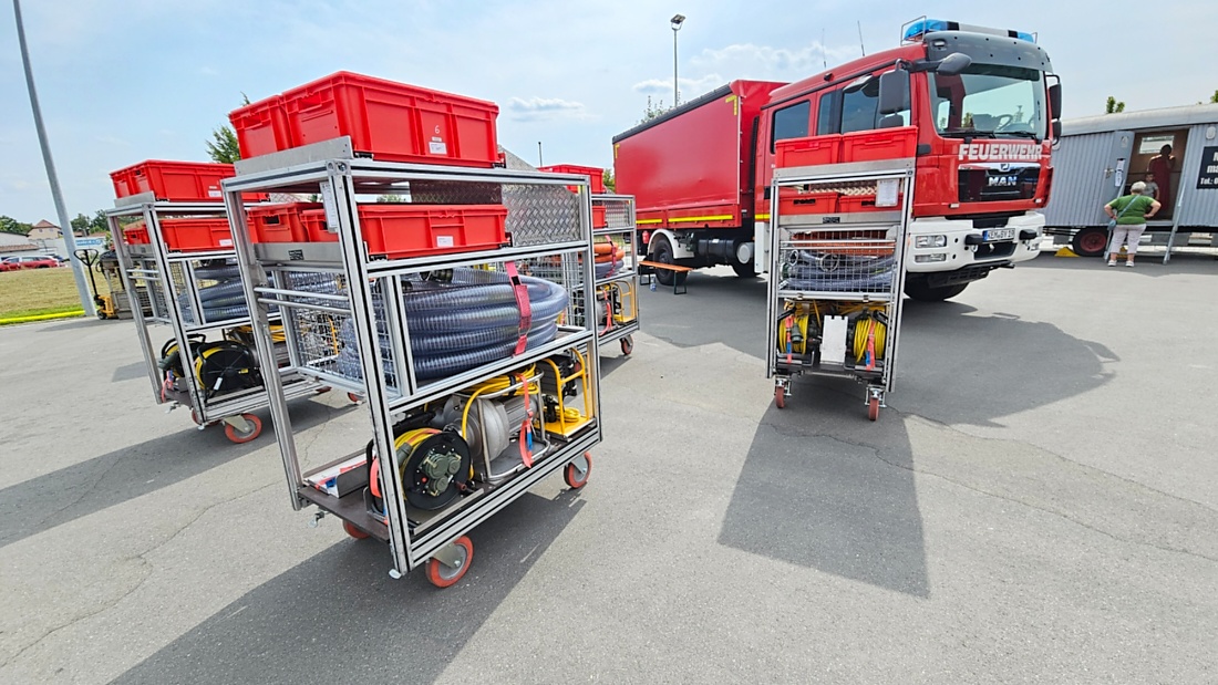 Großes Jubiläumsfest der Freiwilligen Feuerwehr Kemnath begeistert tausende Besucher

Kemnath. Mit einem abwechslungsreichen Programm für die ganze Familie feierte die Freiwillige Feuerwehr Kemnath an diesem Wochenende ihr 160-jähriges Bestehen sowie die Einweihung des neuen Feuerwehrgerätehauses. Das Fest zog zahlreiche Besucher aus Kemnath und der gesamten Region an und zeigte eindrucksvoll, welchen Stellenwert die Feuerwehr als unverzichtbarer Bestandteil des gesellschaftlichen Lebens besitzt.

Besonders der Sonntag stand ganz im Zeichen der Familien. Bereits am Vormittag begann der Festtag nach dem Gottesdienst mit einem gemütlichen Frühschoppen. Am Nachmittag strömten viele Gäste zum Tag der offenen Tür in das neue Feuerwehrhaus, das erstmals umfassend besichtigt werden konnte. Das moderne Gebäude beeindruckte durch seine großzügige Fahrzeughalle, zeitgemäße Technik, Schulungsräume sowie optimale Arbeitsbedingungen für die ehrenamtlichen Einsatzkräfte.

Auch für das leibliche Wohl war bestens gesorgt. Kaffee und eine große Auswahl an hausgemachten Kuchen luden zum Verweilen ein. Viele Besucher nutzten die Gelegenheit, in geselliger Atmosphäre mit Feuerwehrkameradinnen und -kameraden ins Gespräch zu kommen und den Nachmittag gemeinsam zu genießen.

Großen Anklang fanden die zahlreichen Vorführungen und Mitmachaktionen. Kinder und Erwachsene konnten Feuerwehrfahrzeuge aus nächster Nähe betrachten, die Ausrüstung kennenlernen und sich über die vielfältigen Aufgaben der Feuerwehr informieren. Besonders die Fahrzeugausstellung und die Präsentationen der Einsatztechnik machten deutlich, wie vielseitig und anspruchsvoll der Dienst der Feuerwehr heute ist. Für die jüngsten Besucher gab es zahlreiche Attraktionen, sodass keine Langeweile aufkam.

Das Jubiläumswochenende bot darüber hinaus ein abwechslungsreiches Festprogramm. Bereits am Freitag starteten die Feierlichkeiten mit einem Weinabend. Am Samstag folgten ein Tag der offenen Tür sowie ein großer Festabend mit der Stadtkapelle Kemnath und musikalischer Unterhaltung. Der Sonntag bildete schließlich mit Gottesdienst, Frühschoppen und Familienprogramm den gelungenen Abschluss eines rundum erfolgreichen Festwochenendes.

Die Freiwillige Feuerwehr Kemnath blickt inzwischen auf 160 Jahre Geschichte zurück. Seit ihrer Gründung im Jahr 1866 steht sie für ehrenamtlichen Einsatz, technische Kompetenz und gelebte Kameradschaft. Mit dem neuen Feuerwehrgerätehaus wurden zugleich wichtige Voraussetzungen geschaffen, um den wachsenden Anforderungen im Brand- und Katastrophenschutz auch künftig gerecht zu werden. Das Jubiläum war deshalb nicht nur Anlass zum Feiern, sondern auch ein sichtbares Zeichen für die Zukunft der Feuerwehr in Kemnath.

Viele Besucher verließen das Festgelände mit einem durchweg positiven Eindruck. Die gelungene Organisation, die freundliche Atmosphäre, das abwechslungsreiche Programm und die Möglichkeit, hinter die Kulissen der Feuerwehr zu blicken, machten das Jubiläumsfest zu einem besonderen Erlebnis für Jung und Alt. Das Fest zeigte eindrucksvoll, dass die Freiwillige Feuerwehr Kemnath weit mehr ist als eine Einsatzorganisation - sie ist ein wichtiger Bestandteil des gesellschaftlichen Lebens und ein Ort, an dem Gemeinschaft, Hilfsbereitschaft und Ehrenamt gelebt werden.