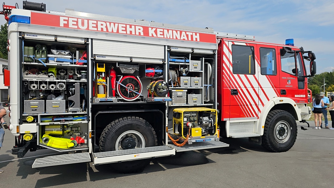 Großes Jubiläumsfest der Freiwilligen Feuerwehr Kemnath begeistert tausende Besucher

Kemnath. Mit einem abwechslungsreichen Programm für die ganze Familie feierte die Freiwillige Feuerwehr Kemnath an diesem Wochenende ihr 160-jähriges Bestehen sowie die Einweihung des neuen Feuerwehrgerätehauses. Das Fest zog zahlreiche Besucher aus Kemnath und der gesamten Region an und zeigte eindrucksvoll, welchen Stellenwert die Feuerwehr als unverzichtbarer Bestandteil des gesellschaftlichen Lebens besitzt.

Besonders der Sonntag stand ganz im Zeichen der Familien. Bereits am Vormittag begann der Festtag nach dem Gottesdienst mit einem gemütlichen Frühschoppen. Am Nachmittag strömten viele Gäste zum Tag der offenen Tür in das neue Feuerwehrhaus, das erstmals umfassend besichtigt werden konnte. Das moderne Gebäude beeindruckte durch seine großzügige Fahrzeughalle, zeitgemäße Technik, Schulungsräume sowie optimale Arbeitsbedingungen für die ehrenamtlichen Einsatzkräfte.

Auch für das leibliche Wohl war bestens gesorgt. Kaffee und eine große Auswahl an hausgemachten Kuchen luden zum Verweilen ein. Viele Besucher nutzten die Gelegenheit, in geselliger Atmosphäre mit Feuerwehrkameradinnen und -kameraden ins Gespräch zu kommen und den Nachmittag gemeinsam zu genießen.

Großen Anklang fanden die zahlreichen Vorführungen und Mitmachaktionen. Kinder und Erwachsene konnten Feuerwehrfahrzeuge aus nächster Nähe betrachten, die Ausrüstung kennenlernen und sich über die vielfältigen Aufgaben der Feuerwehr informieren. Besonders die Fahrzeugausstellung und die Präsentationen der Einsatztechnik machten deutlich, wie vielseitig und anspruchsvoll der Dienst der Feuerwehr heute ist. Für die jüngsten Besucher gab es zahlreiche Attraktionen, sodass keine Langeweile aufkam.

Das Jubiläumswochenende bot darüber hinaus ein abwechslungsreiches Festprogramm. Bereits am Freitag starteten die Feierlichkeiten mit einem Weinabend. Am Samstag folgten ein Tag der offenen Tür sowie ein großer Festabend mit der Stadtkapelle Kemnath und musikalischer Unterhaltung. Der Sonntag bildete schließlich mit Gottesdienst, Frühschoppen und Familienprogramm den gelungenen Abschluss eines rundum erfolgreichen Festwochenendes.

Die Freiwillige Feuerwehr Kemnath blickt inzwischen auf 160 Jahre Geschichte zurück. Seit ihrer Gründung im Jahr 1866 steht sie für ehrenamtlichen Einsatz, technische Kompetenz und gelebte Kameradschaft. Mit dem neuen Feuerwehrgerätehaus wurden zugleich wichtige Voraussetzungen geschaffen, um den wachsenden Anforderungen im Brand- und Katastrophenschutz auch künftig gerecht zu werden. Das Jubiläum war deshalb nicht nur Anlass zum Feiern, sondern auch ein sichtbares Zeichen für die Zukunft der Feuerwehr in Kemnath.

Viele Besucher verließen das Festgelände mit einem durchweg positiven Eindruck. Die gelungene Organisation, die freundliche Atmosphäre, das abwechslungsreiche Programm und die Möglichkeit, hinter die Kulissen der Feuerwehr zu blicken, machten das Jubiläumsfest zu einem besonderen Erlebnis für Jung und Alt. Das Fest zeigte eindrucksvoll, dass die Freiwillige Feuerwehr Kemnath weit mehr ist als eine Einsatzorganisation - sie ist ein wichtiger Bestandteil des gesellschaftlichen Lebens und ein Ort, an dem Gemeinschaft, Hilfsbereitschaft und Ehrenamt gelebt werden.